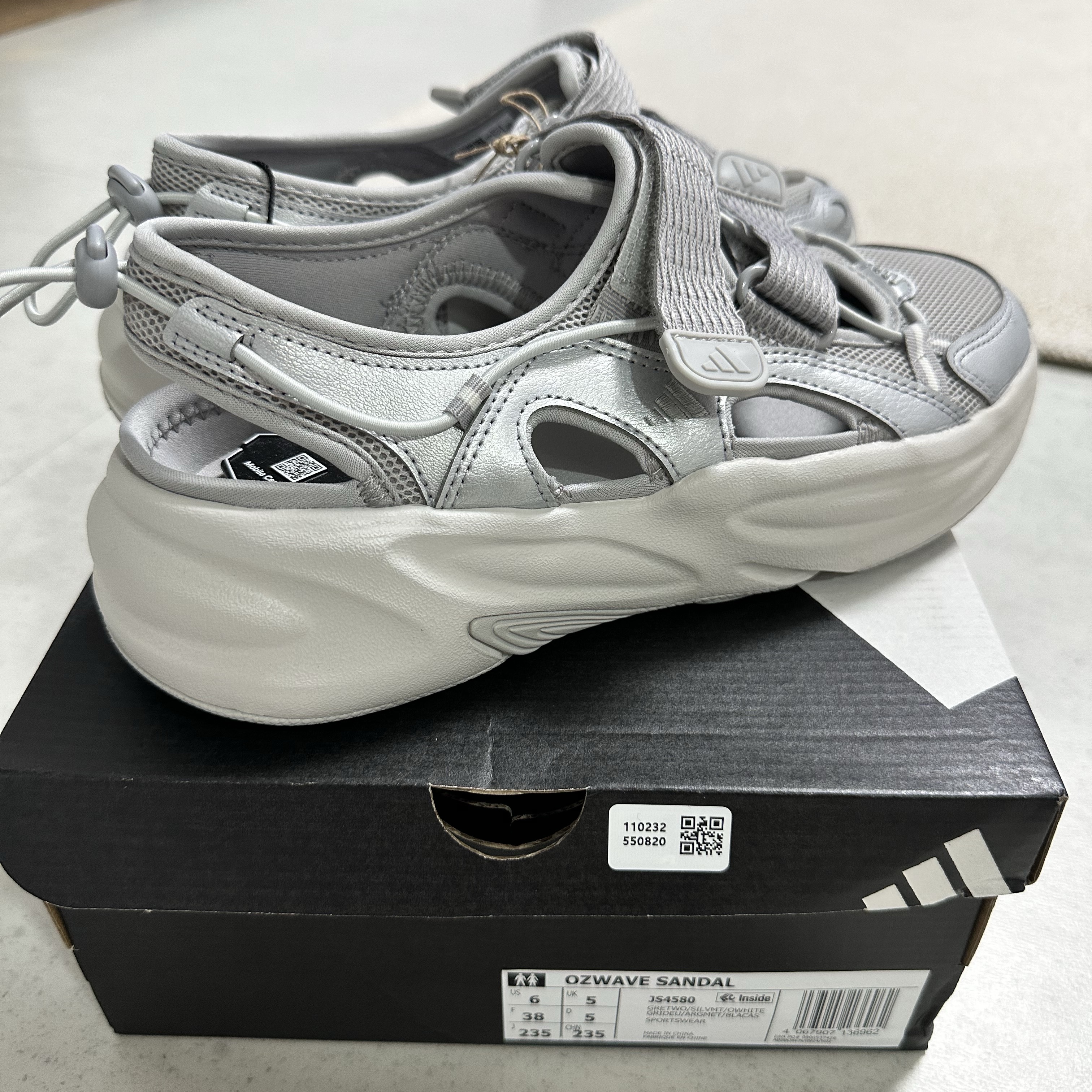 (W) Adidas Ozwave Sandal Grey Two Silver Metallic 착용 스타일 - 1
