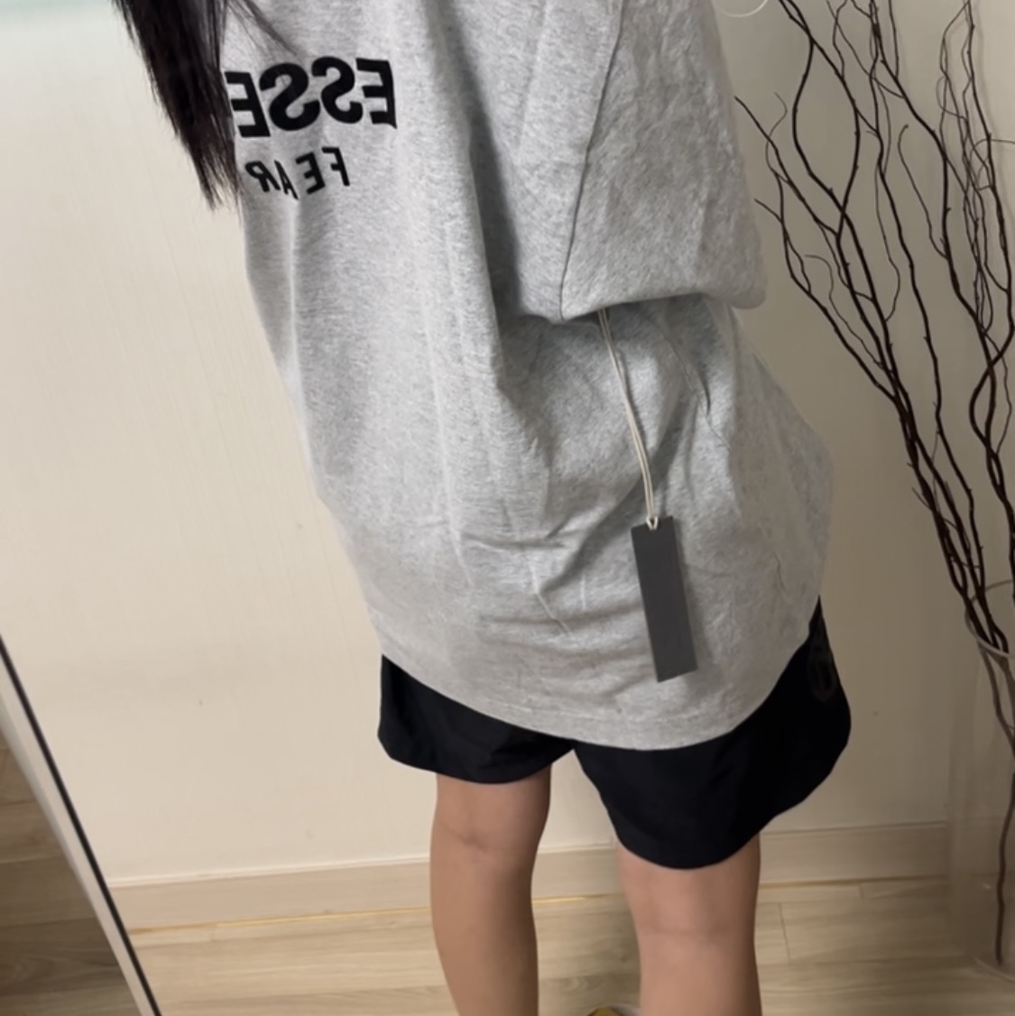 Essentials Classic Short Sleeve T-Shirt Vintage Black - 25FW, Essentials Jersey Crewneck T-Shirt Light Heather Grey - 24FW 착용 스타일 - 4