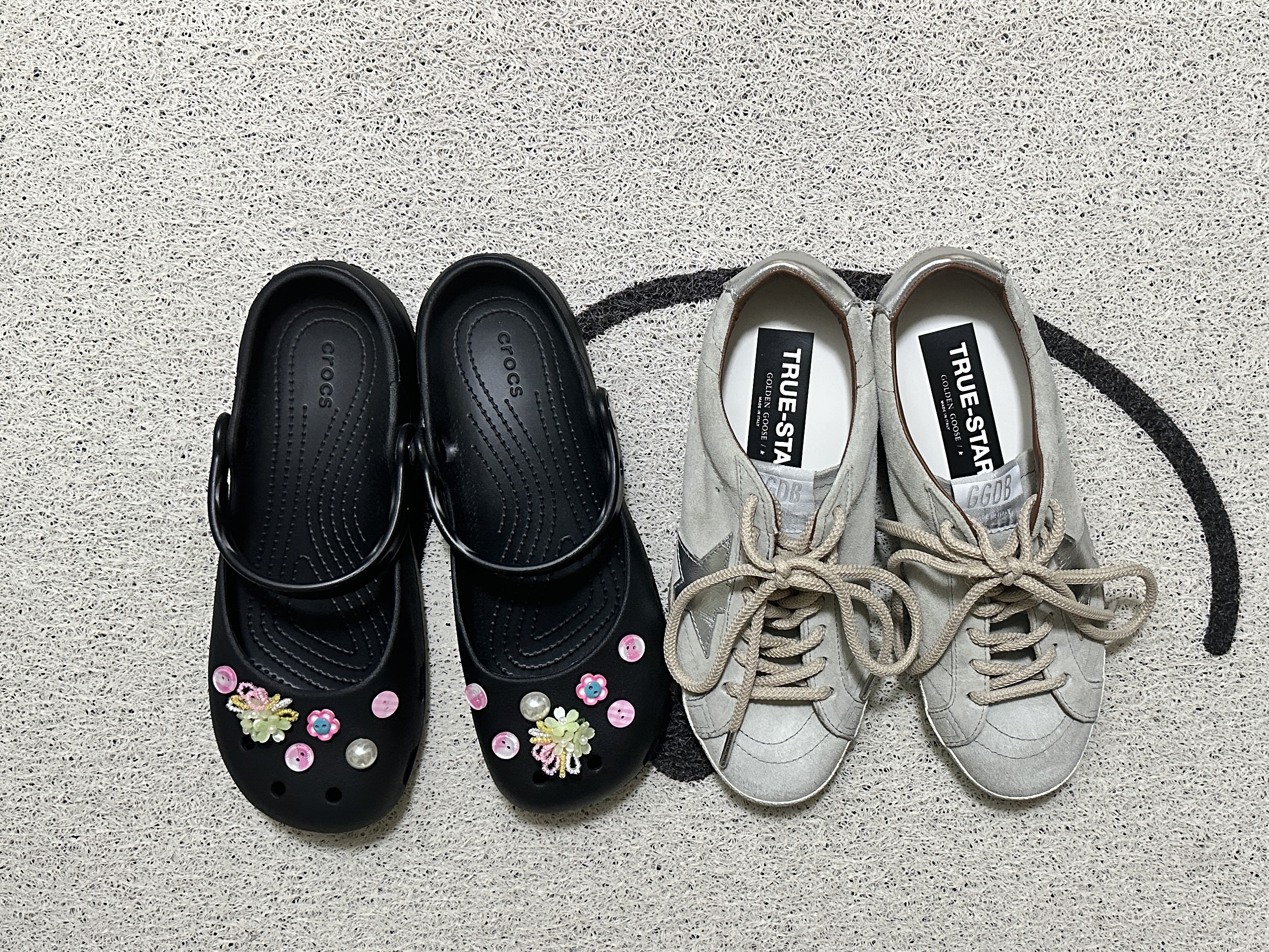 (W) Crocs Classic Ballet Black, (W) Golden Goose True-Star in Light Grey Suede with Metallic Silver Star and Heel Tab Sneakers Light Grey 착용 스타일