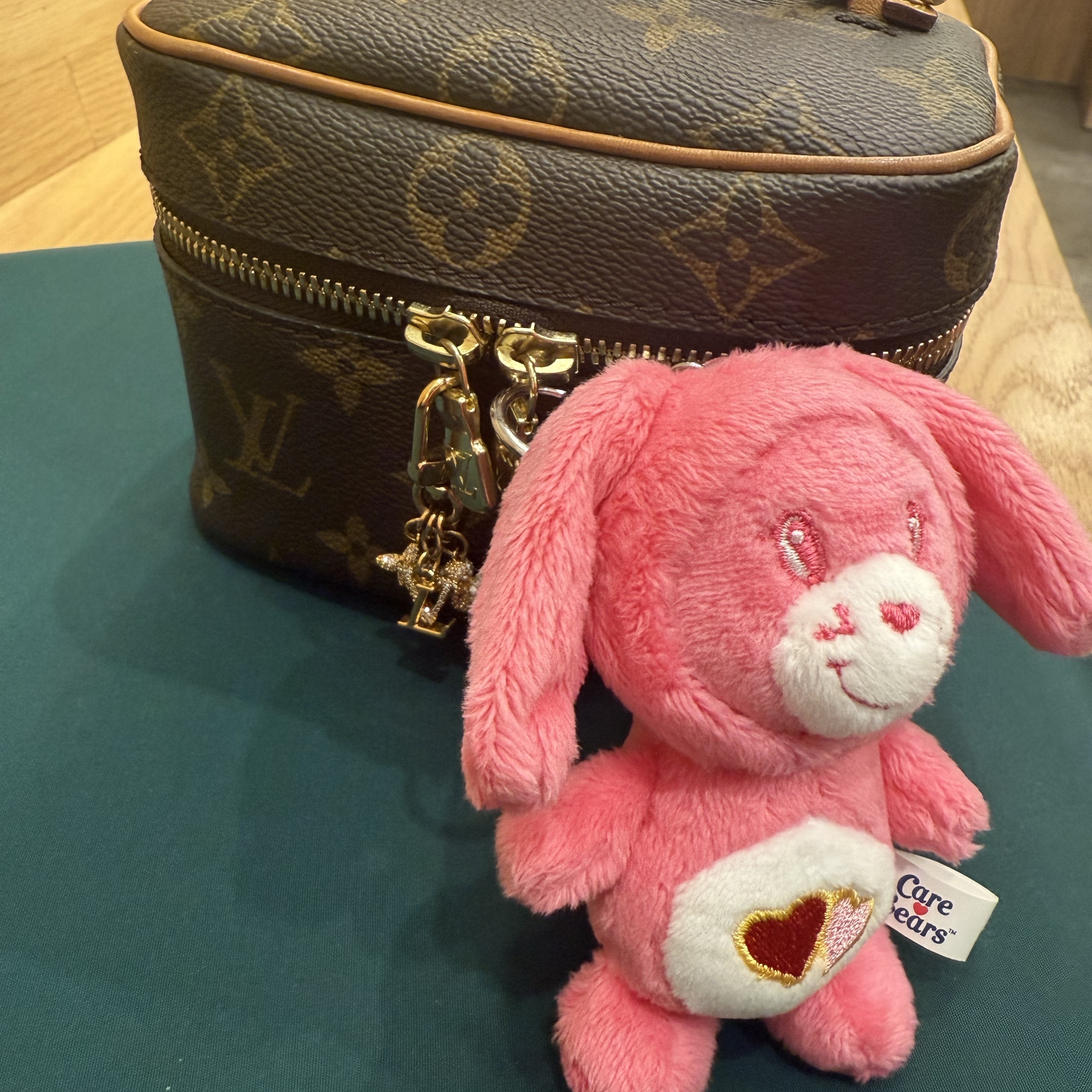 Louis Vuitton Nice Nano Toiletry Pouch Monogram 착용 스타일