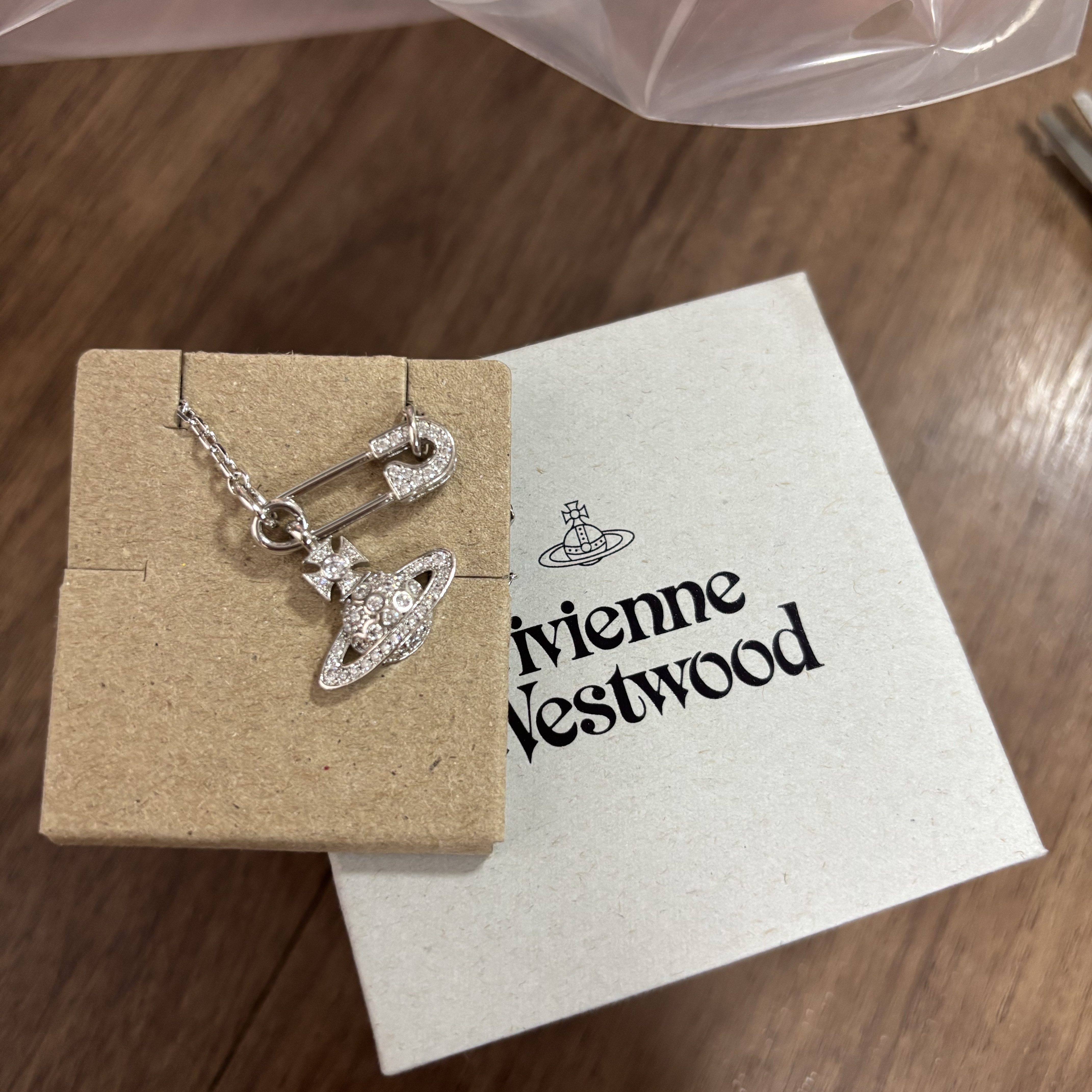 Vivienne Westwood Lucrece Pendant Silver 착용 스타일 - 1