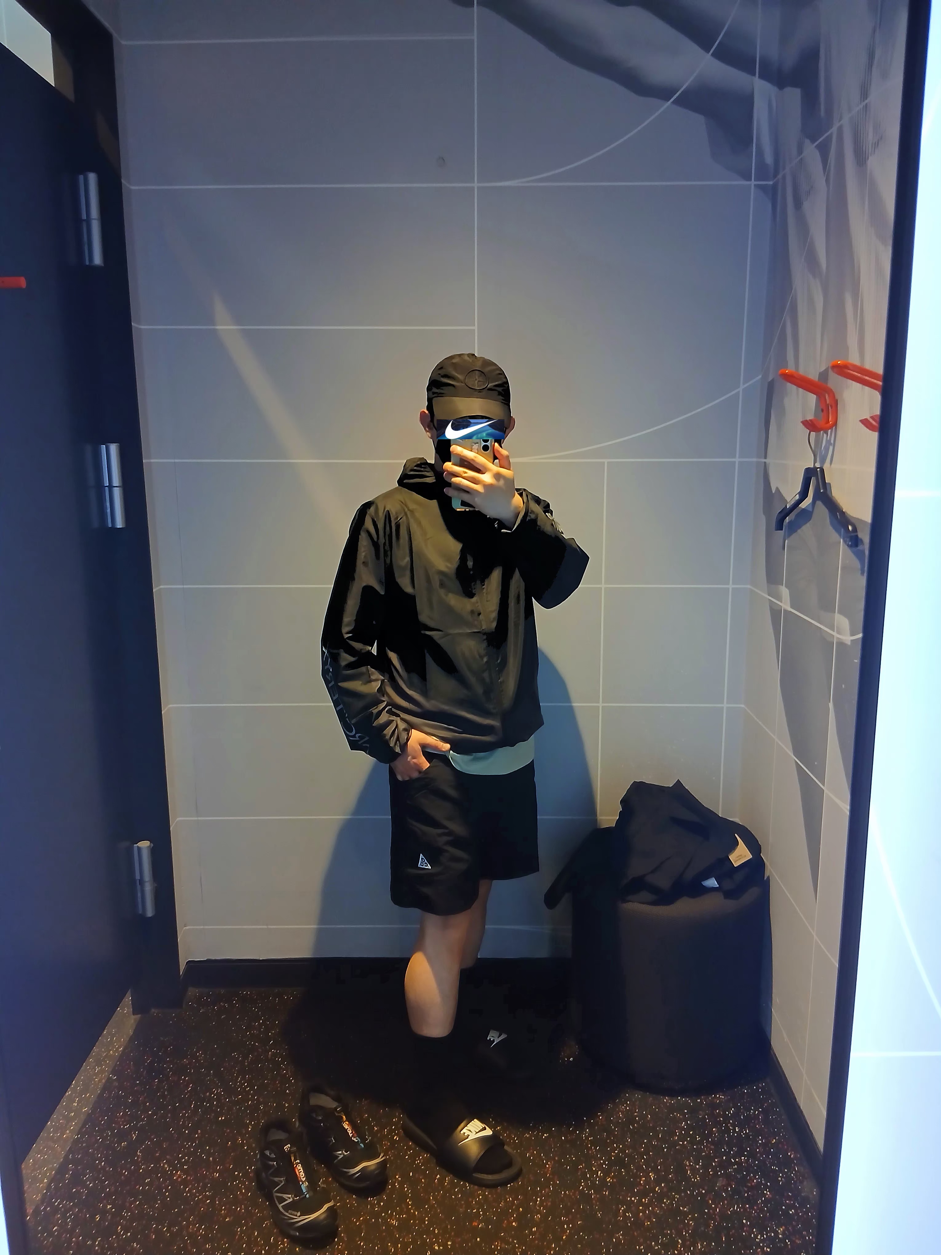 Stone Island 99576 Nylon Metal 6-Panel Cap Black, Arc'teryx Norvan Windshell Hoody Black Graphite 착용 스타일 - 2