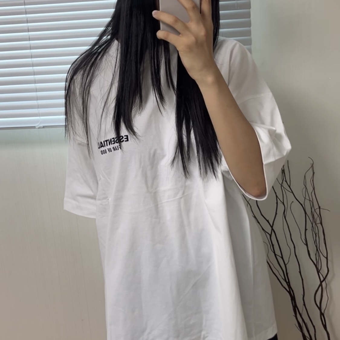 Essentials Classic Short Sleeve T-Shirt Vintage Black - 25FW, Essentials Jersey Crewneck T-Shirt Light Heather Grey - 24FW 착용 스타일 - 3
