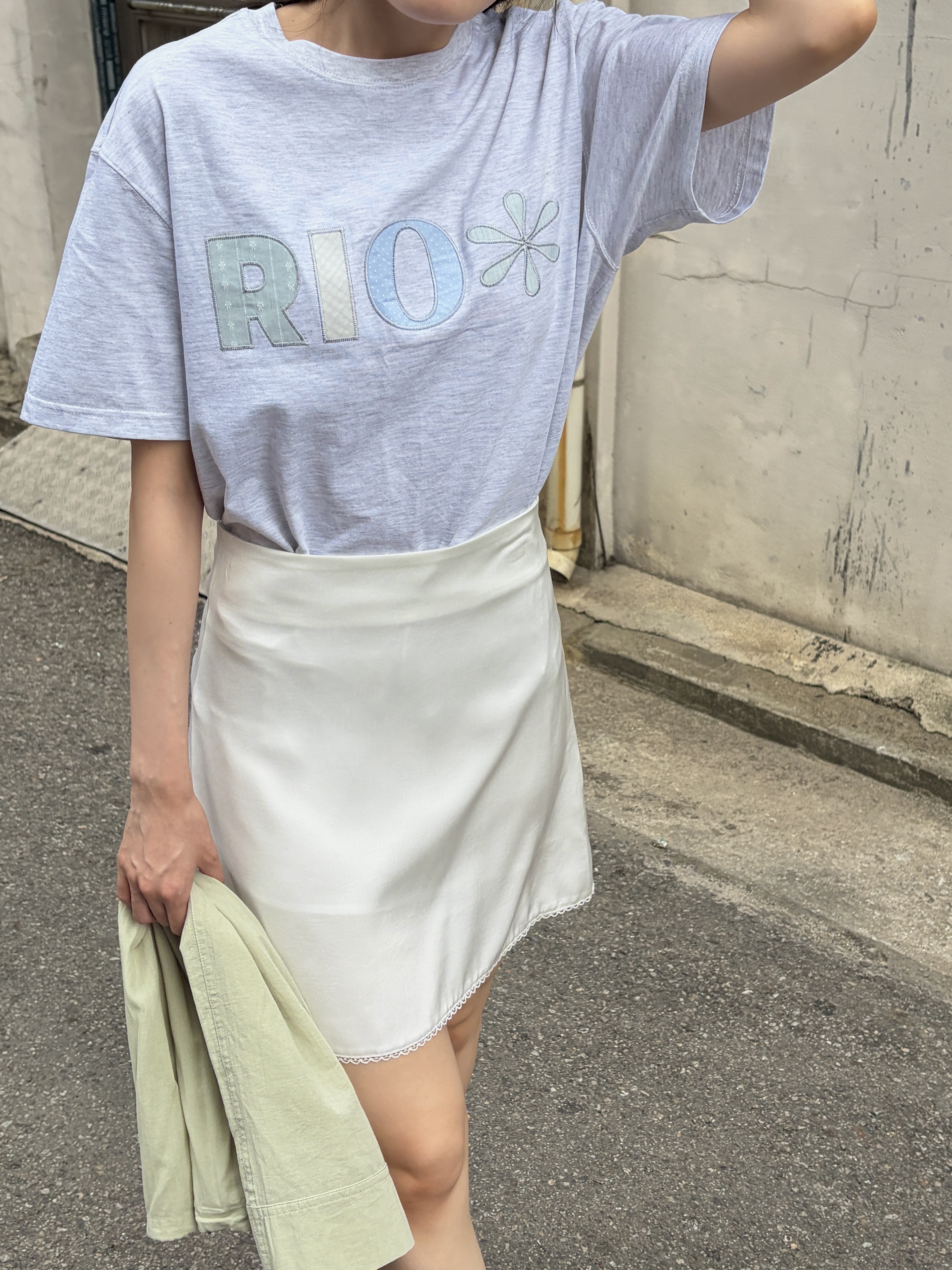 Riomeu Check Applique Short Sleeve T-shirt White Melange 착용 스타일 - 2