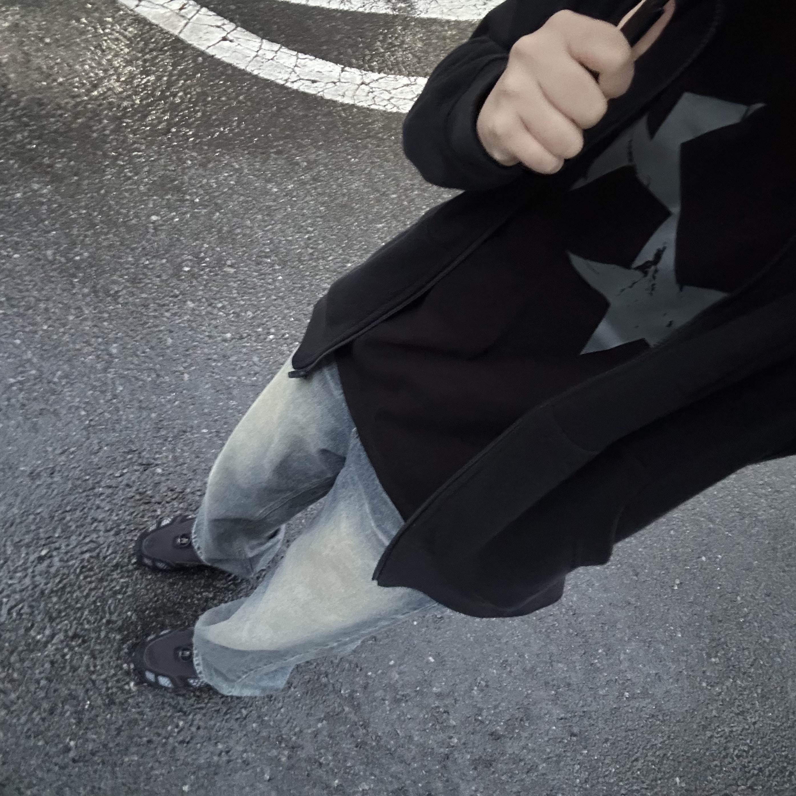 (W) Nike Air Max SNDR Black and Silver, CAVISH Twin Star Ringer SS Tee Black 착용 스타일