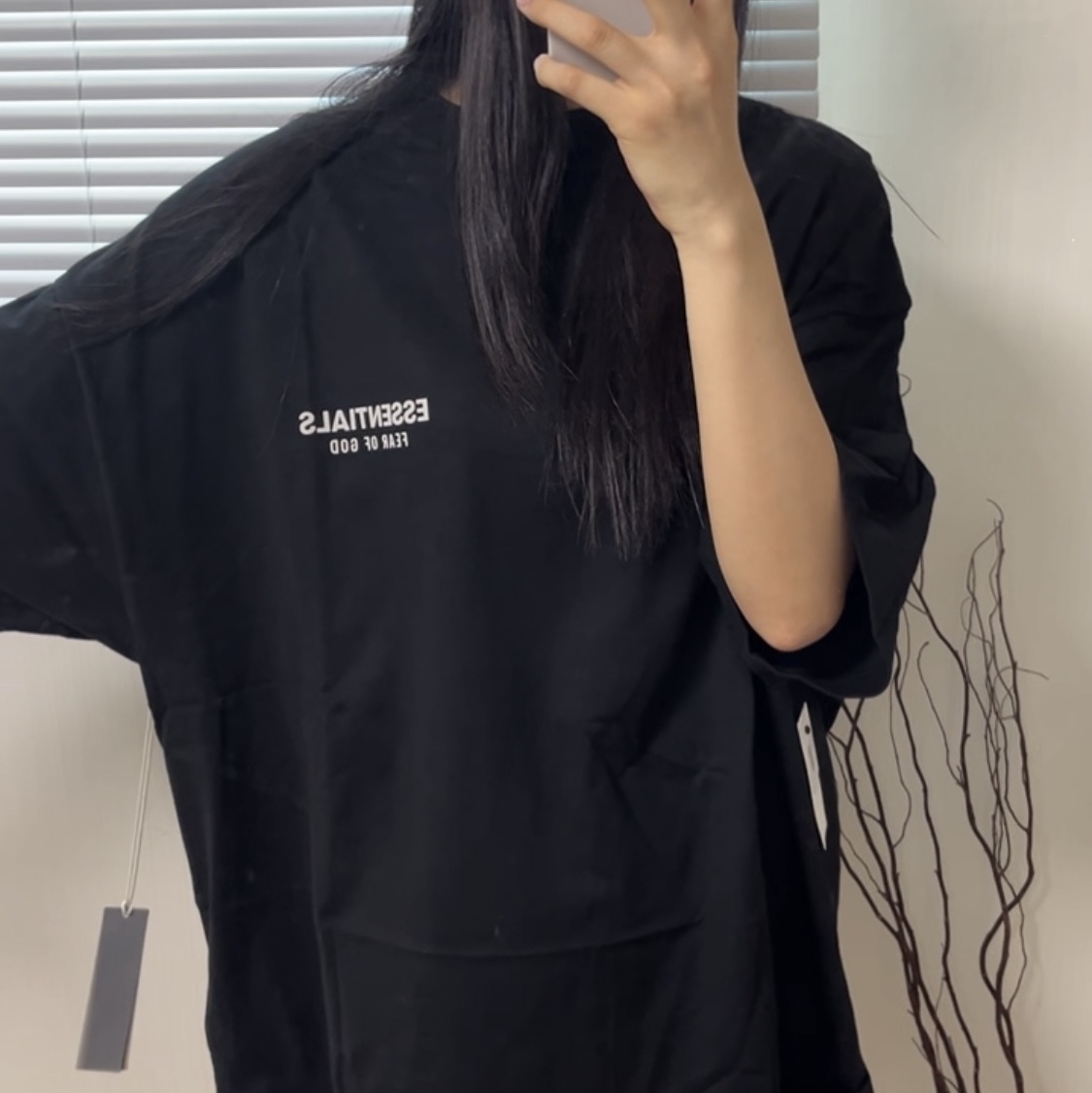 Essentials Classic Short Sleeve T-Shirt Vintage Black - 25FW, Essentials Jersey Crewneck T-Shirt Light Heather Grey - 24FW 착용 스타일 - 2