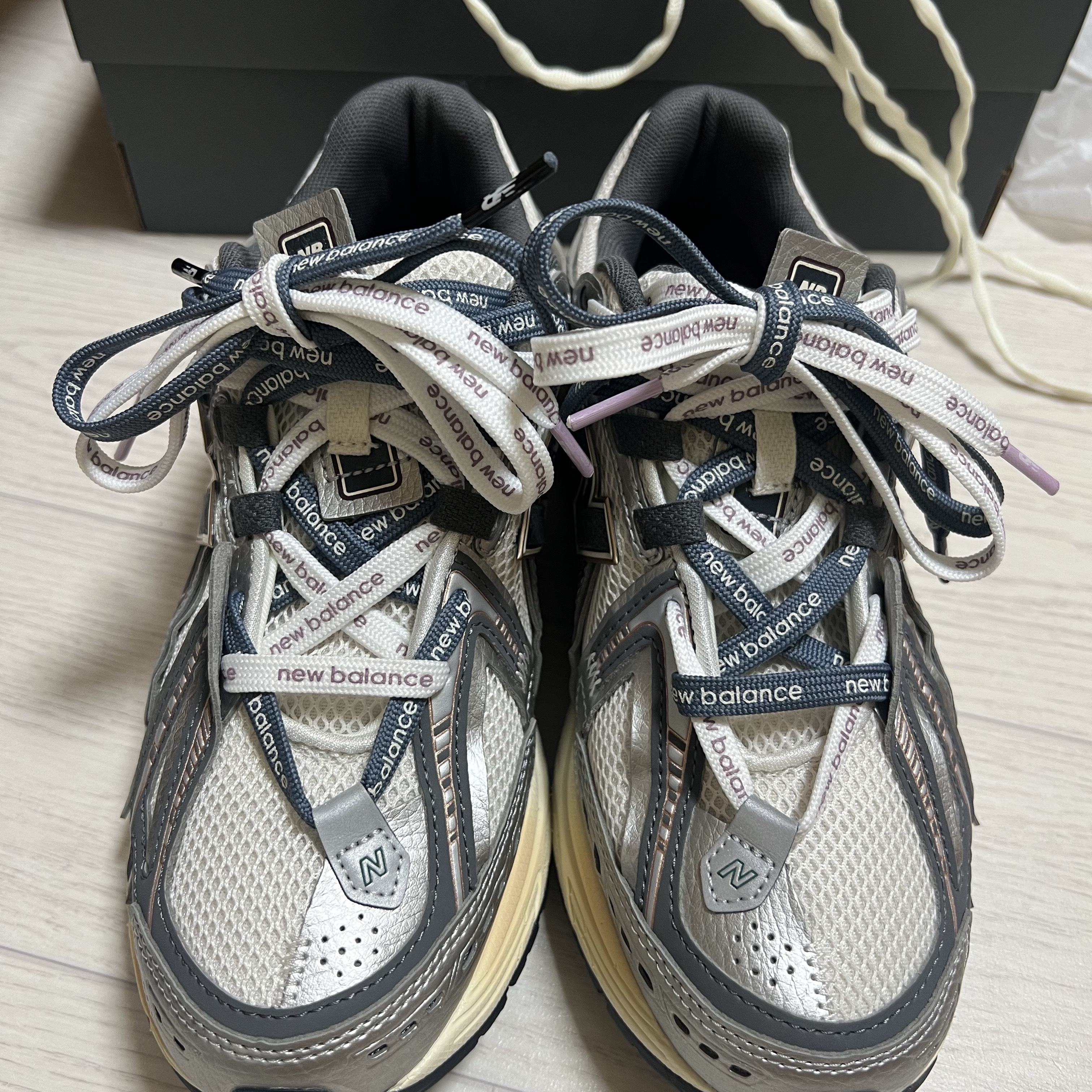 New Balance 1906A Silver Metallic Castlerock 착용 스타일 - 1