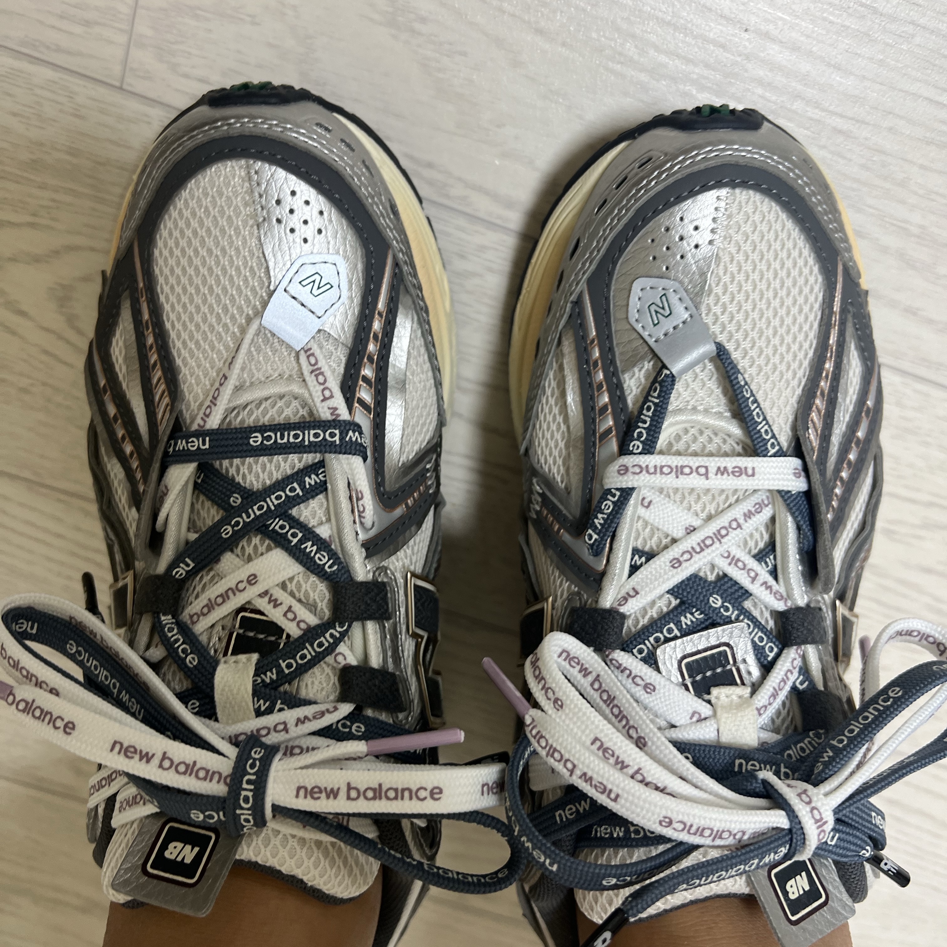 New Balance 1906A Silver Metallic Castlerock 착용 스타일 - 2