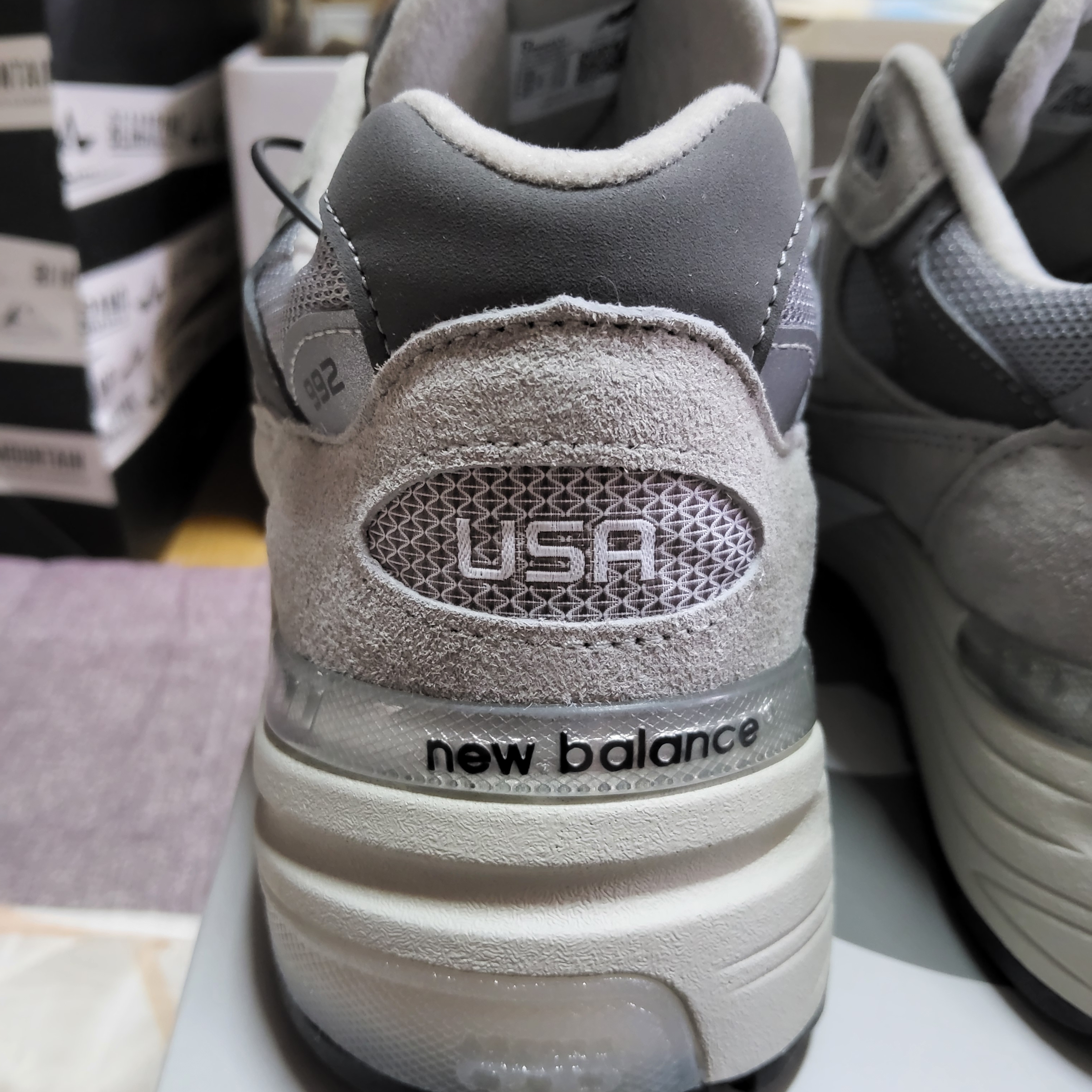 New Balance 992 Made in USA Core Grey Silver Metallic 착용 스타일 - 4
