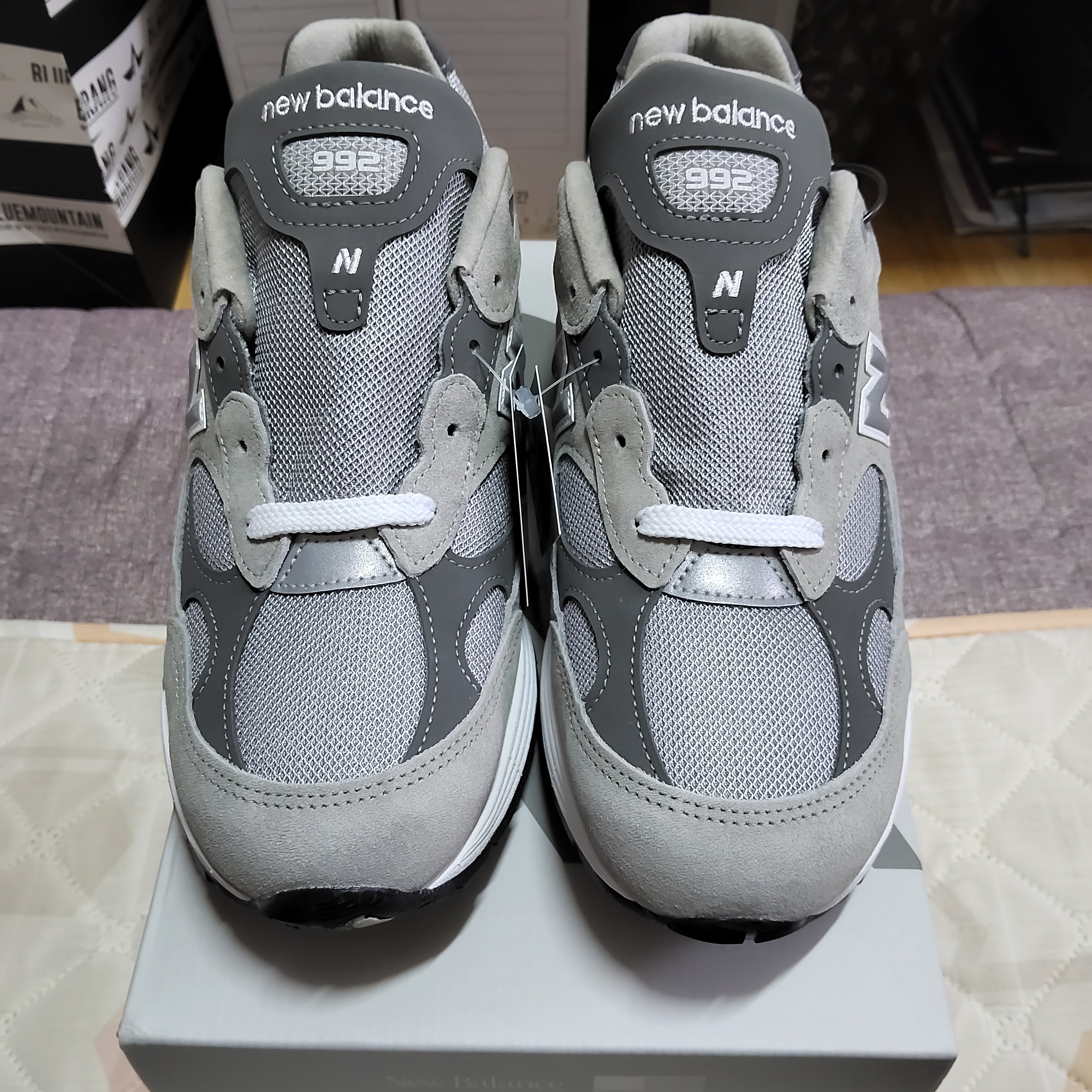 New Balance 992 Made in USA Core Grey Silver Metallic 착용 스타일 - 2