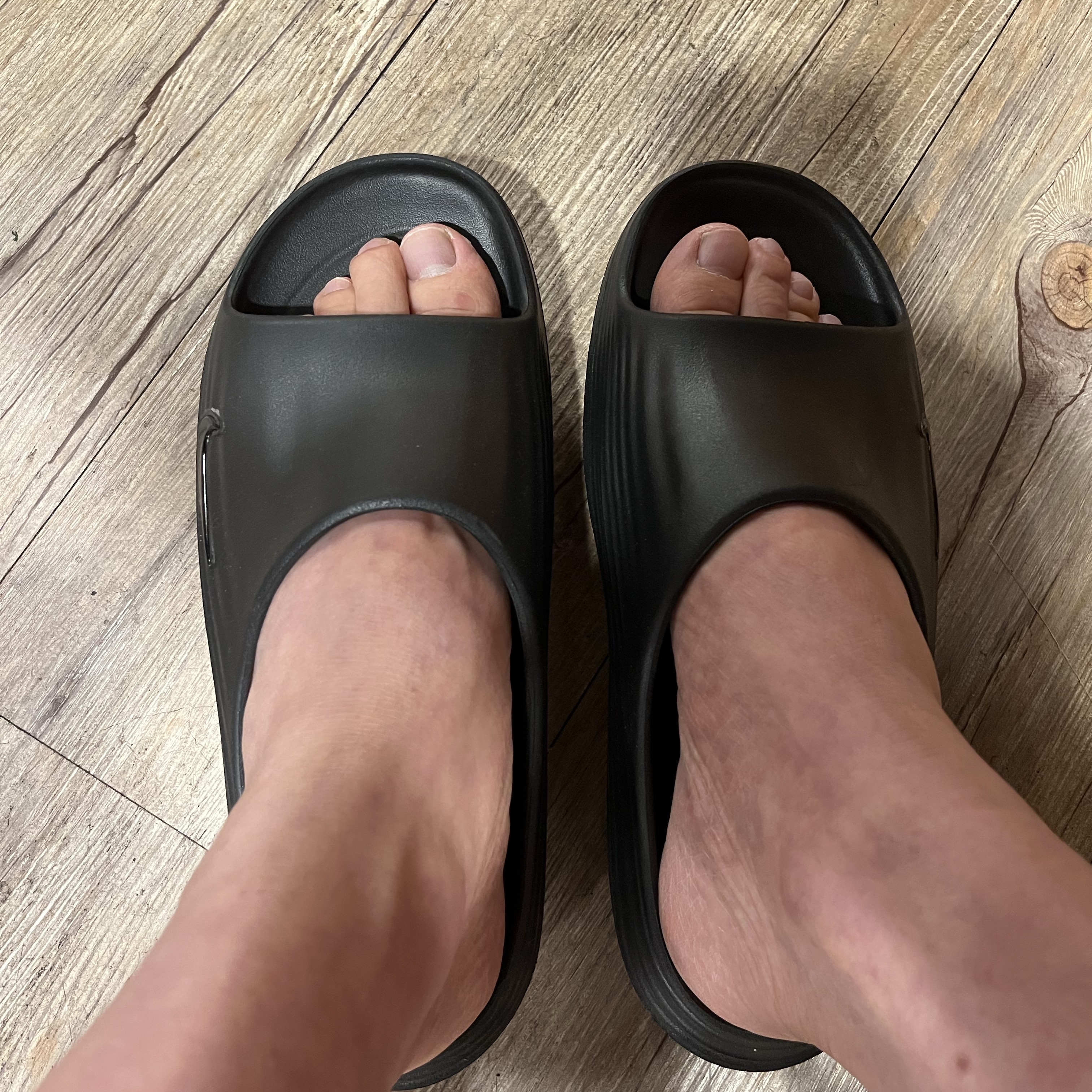 Nike ReactX Rejuven8 Slide Black 착용 스타일