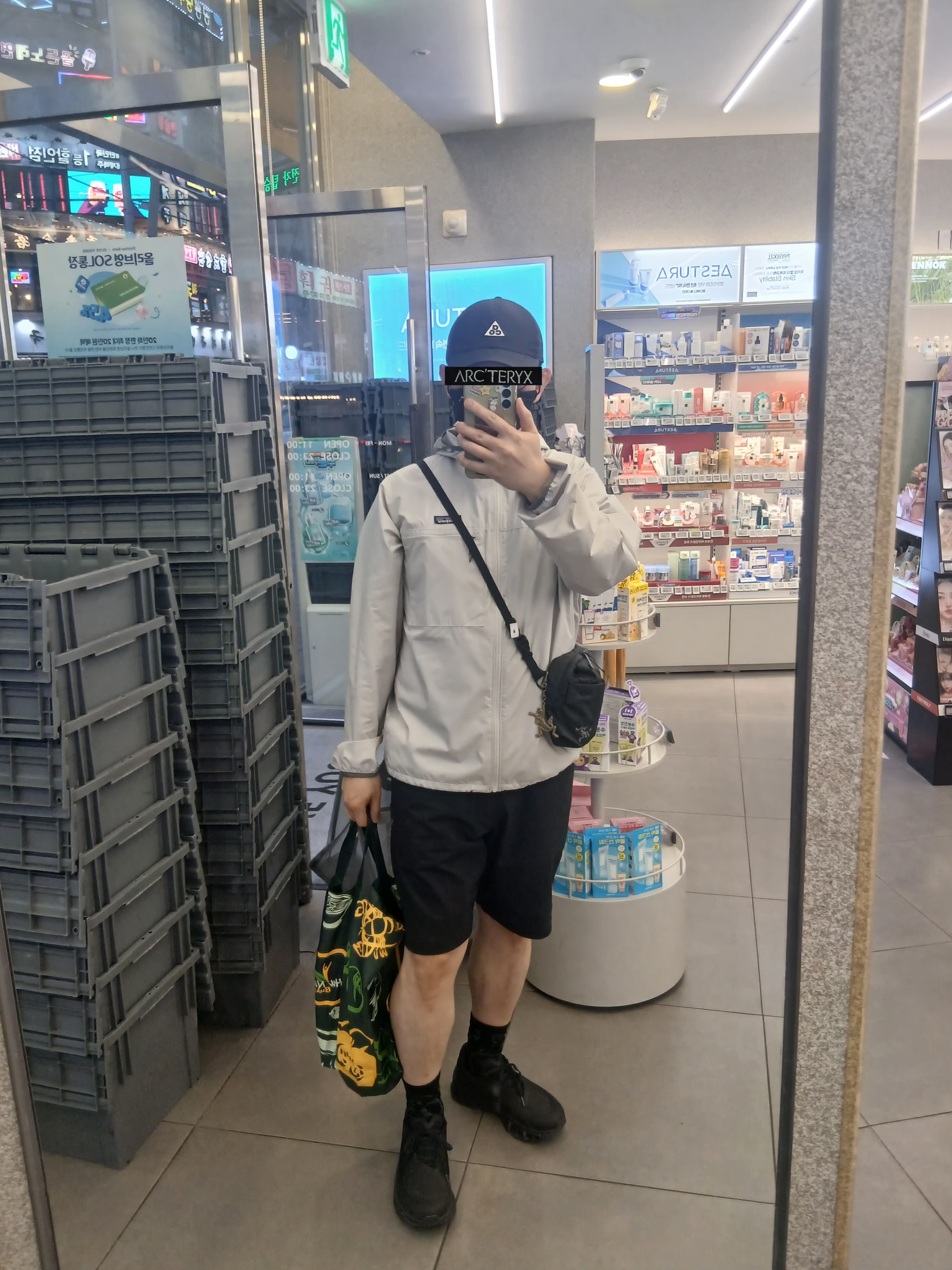 Nike ACG Trail Cap Black, Patagonia Light Variable Jacket Crisp Grey 착용 스타일 - 2