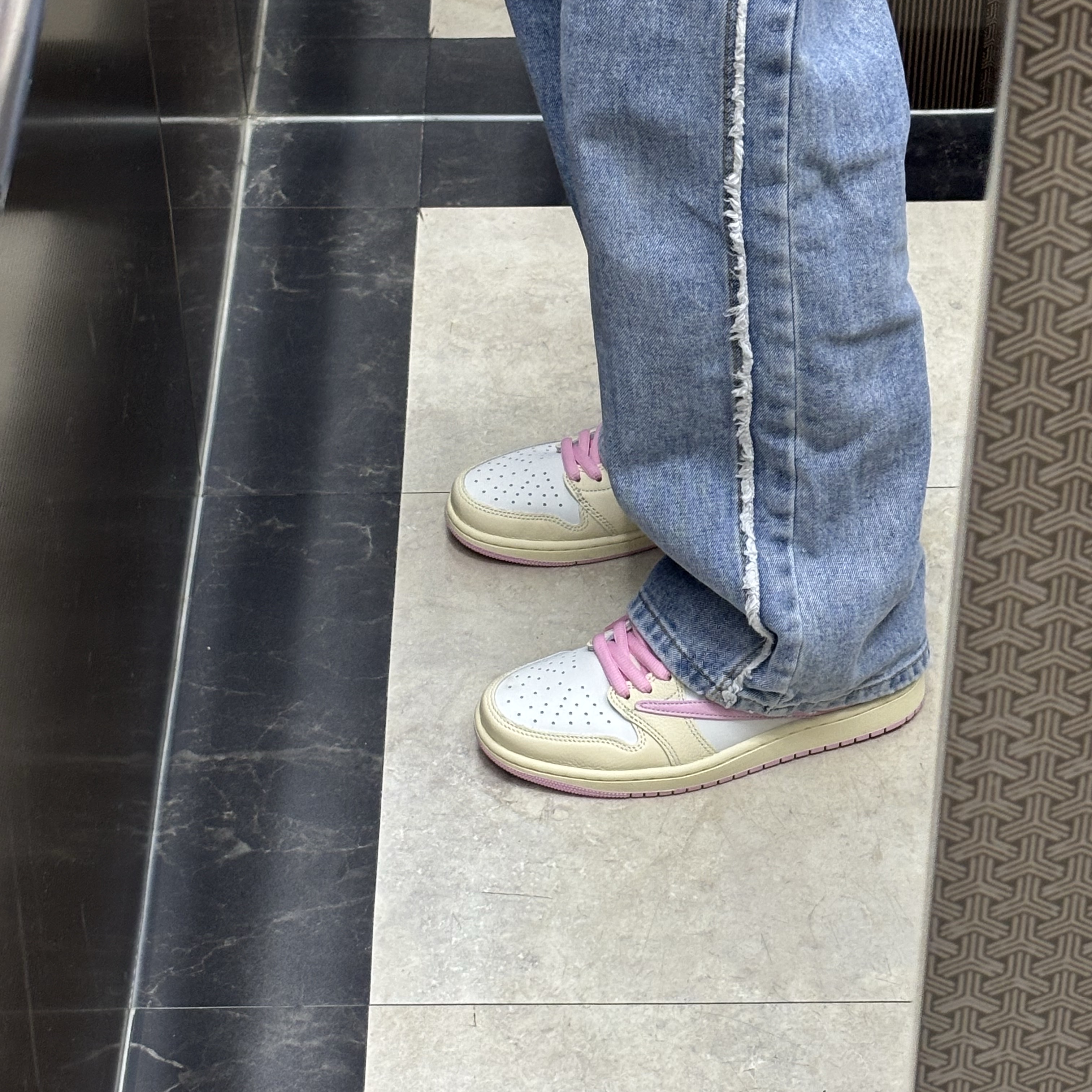 Jordan 1 x Travis Scott Retro Low OG SP Muslin Shy Pink 착용 스타일 - 1