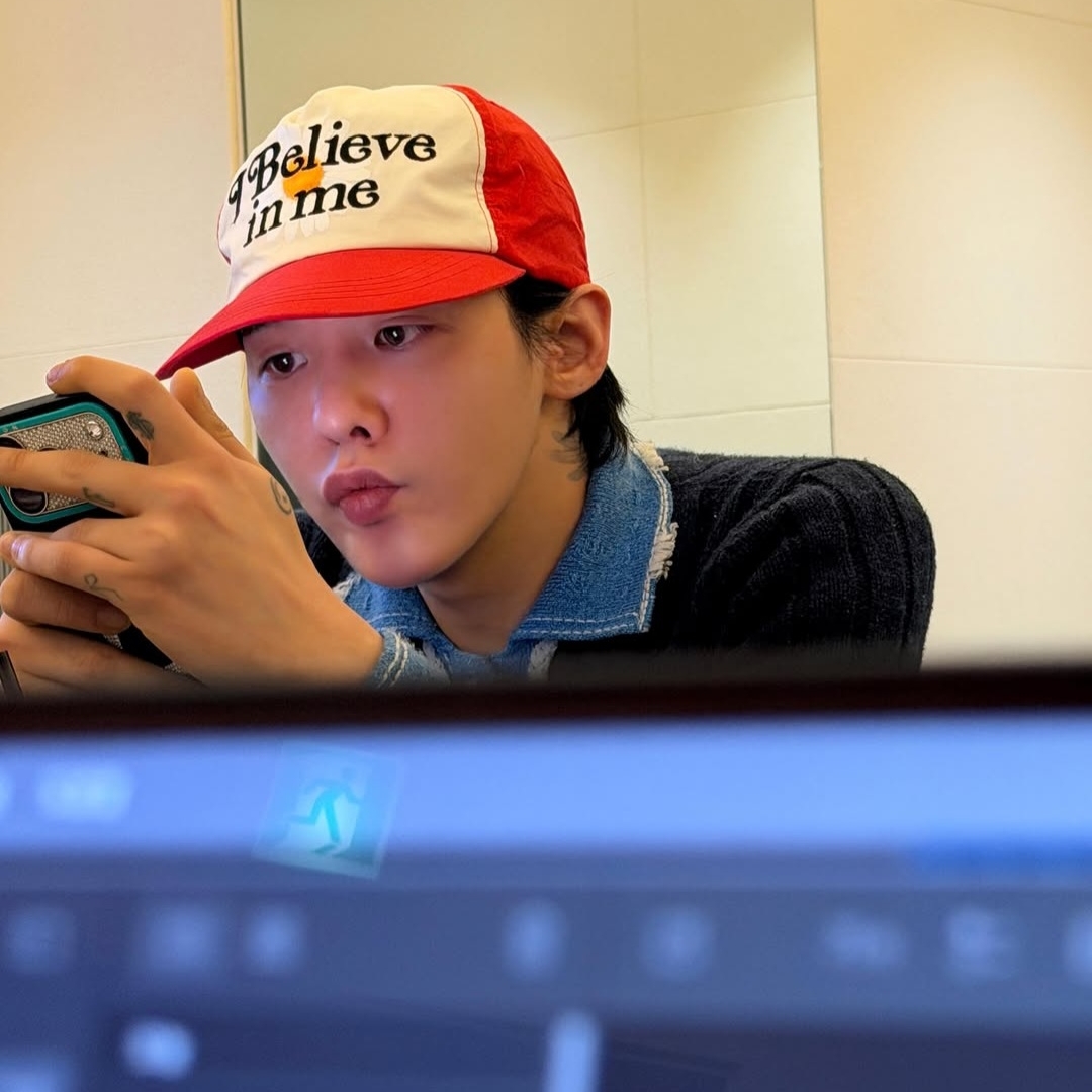 Peaceminusone x Verdy 5 Panel Ball Cap Red 착용 스타일