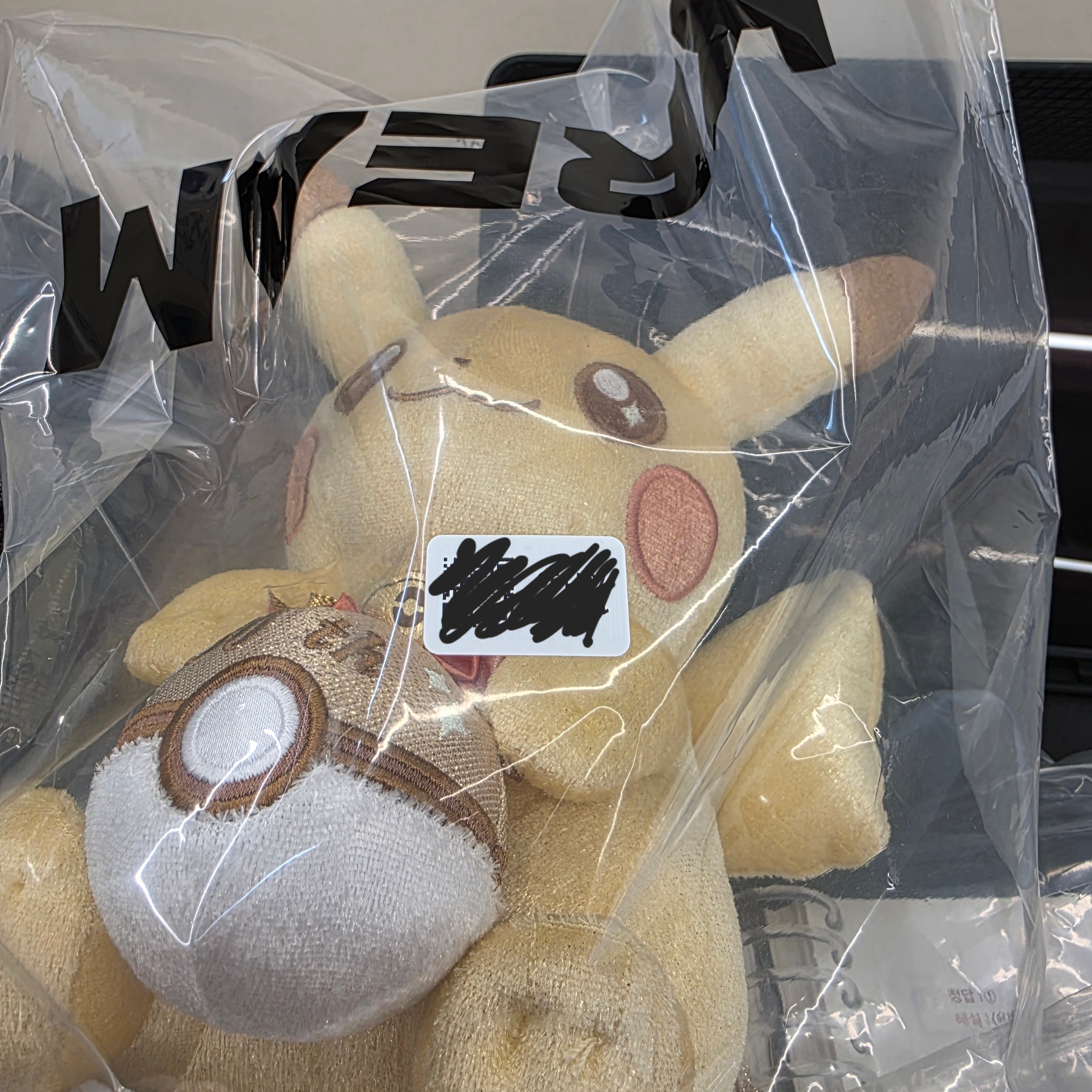 Pokemon 30th Anniversary Mascot Shiny Pikachu Plush Toy 착용 스타일