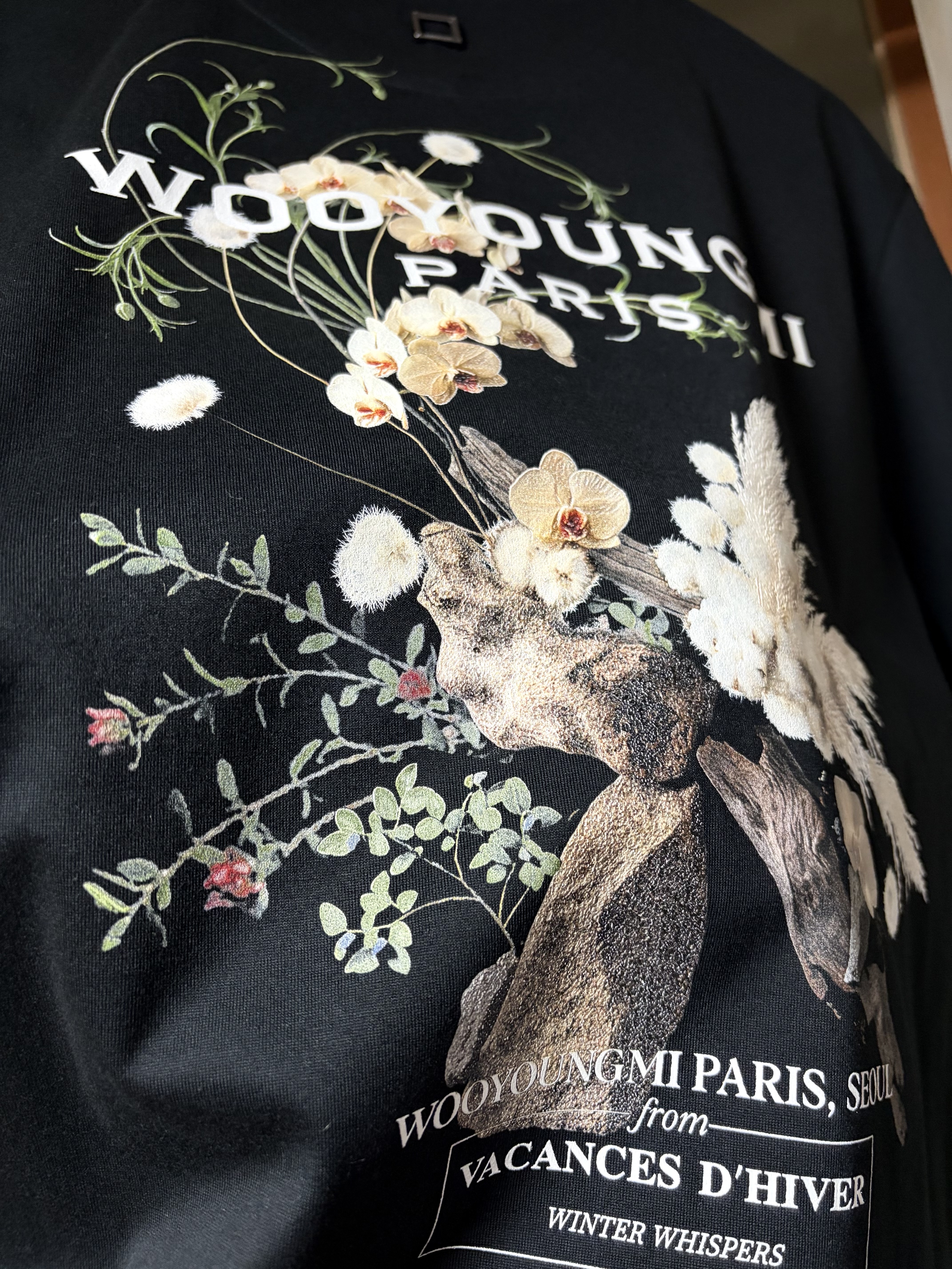 Wooyoungmi Flower Back Logo T-Shirt Black - 26FW 착용 스타일 - 2
