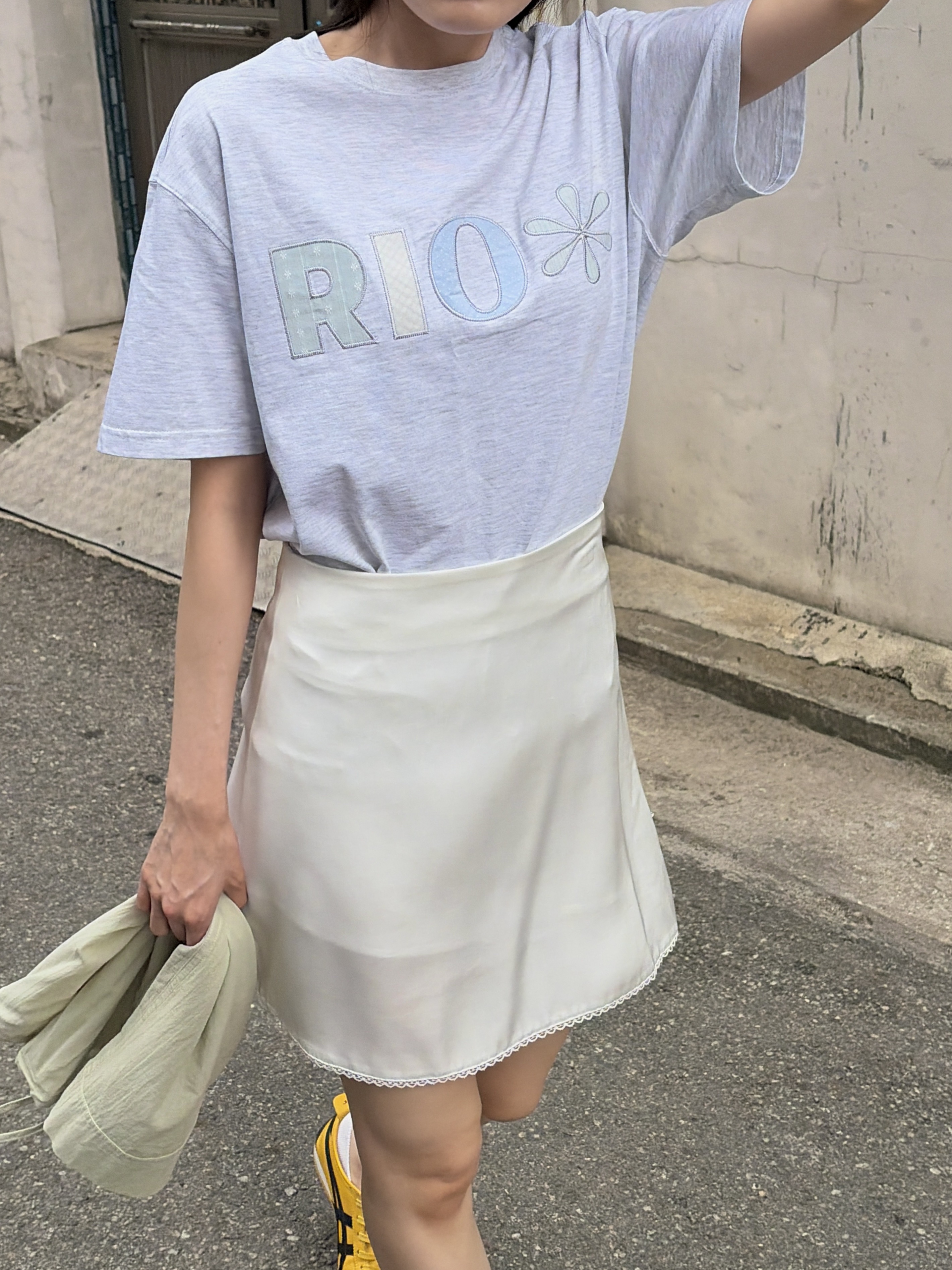Riomeu Check Applique Short Sleeve T-shirt White Melange 착용 스타일 - 1