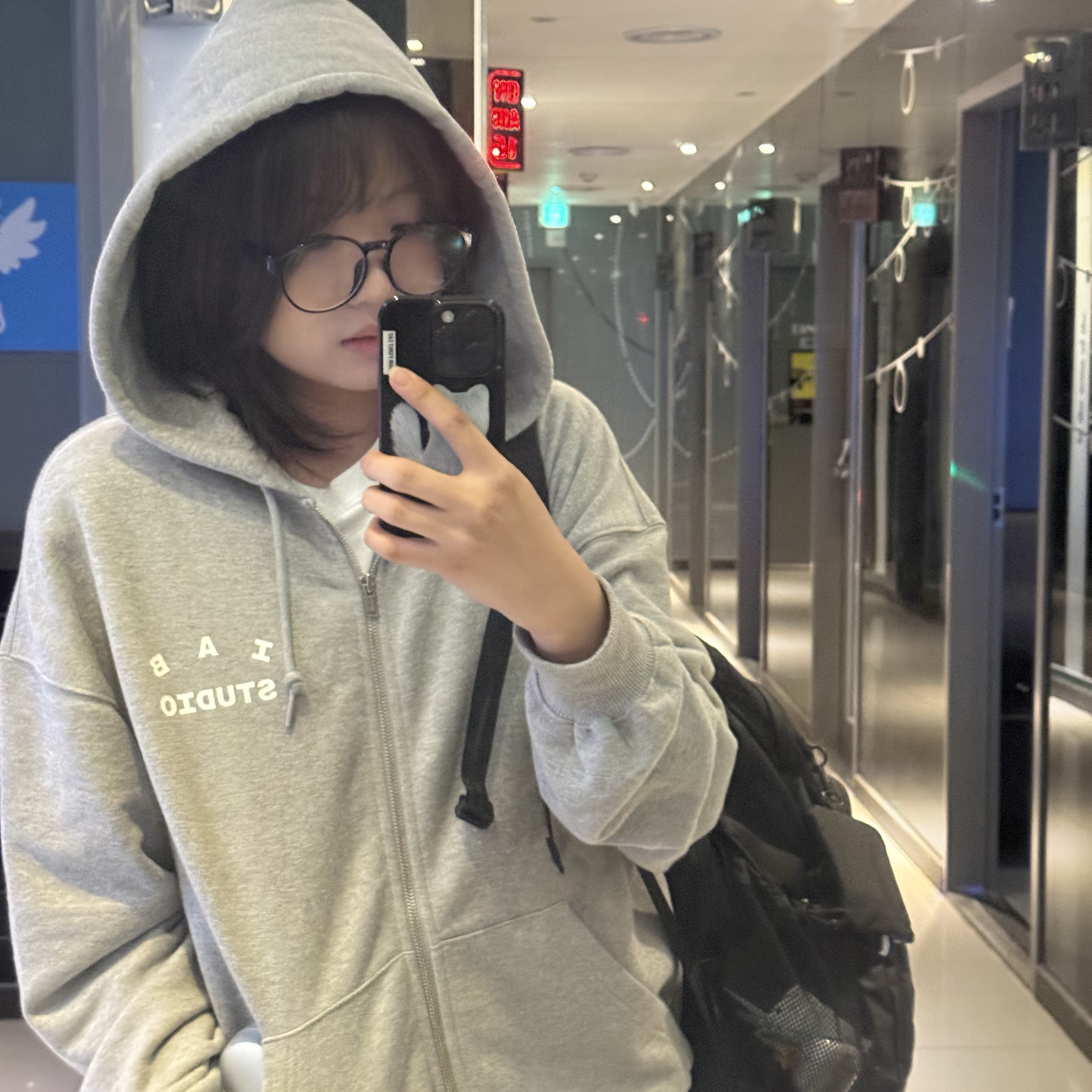 IAB Studio Zip-Up Hoodie Melange Gray - 26SS 착용 스타일 - 3