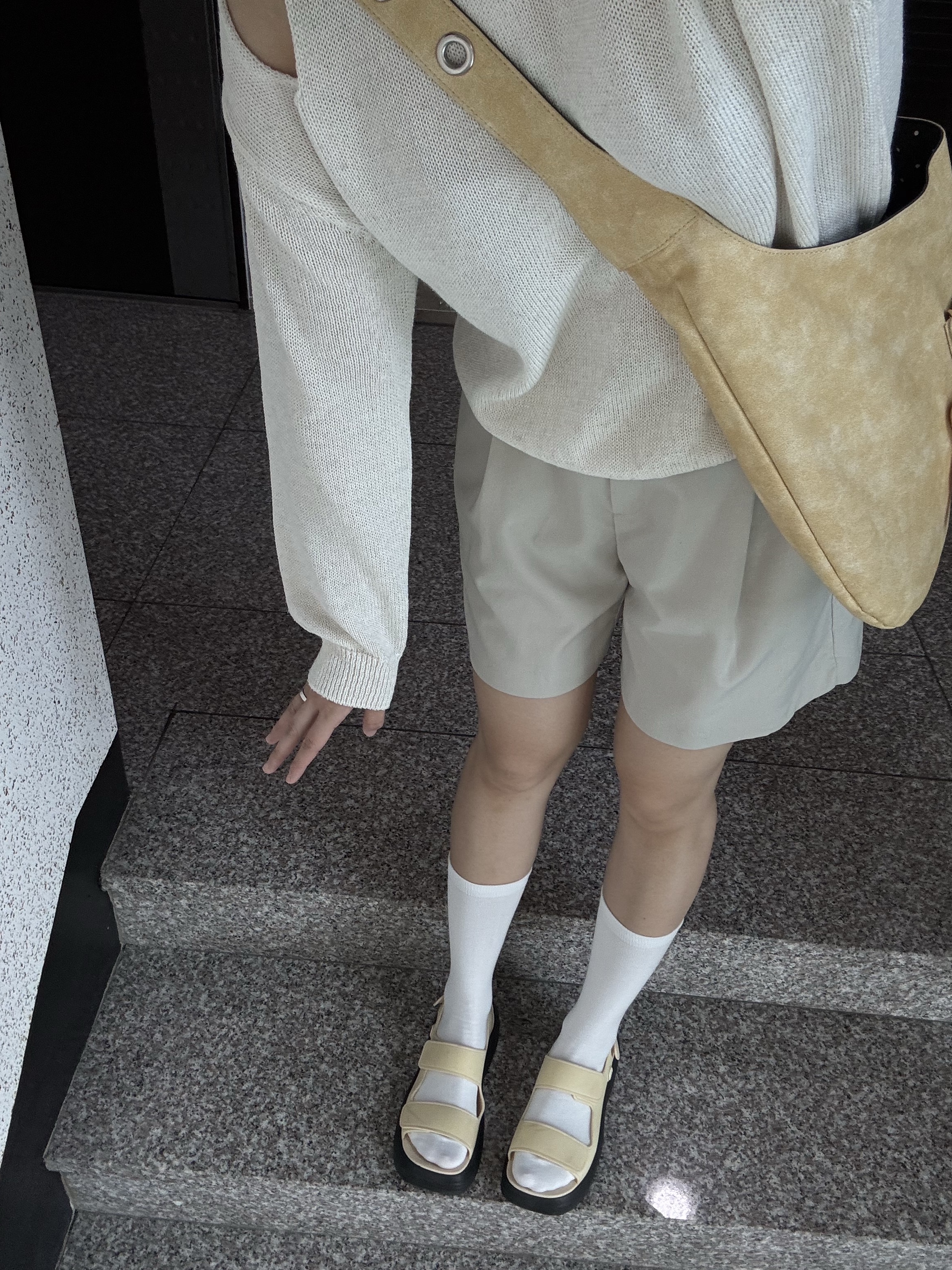 (W) Crocs Skyline Sandal Vanilla Black 착용 스타일 - 4