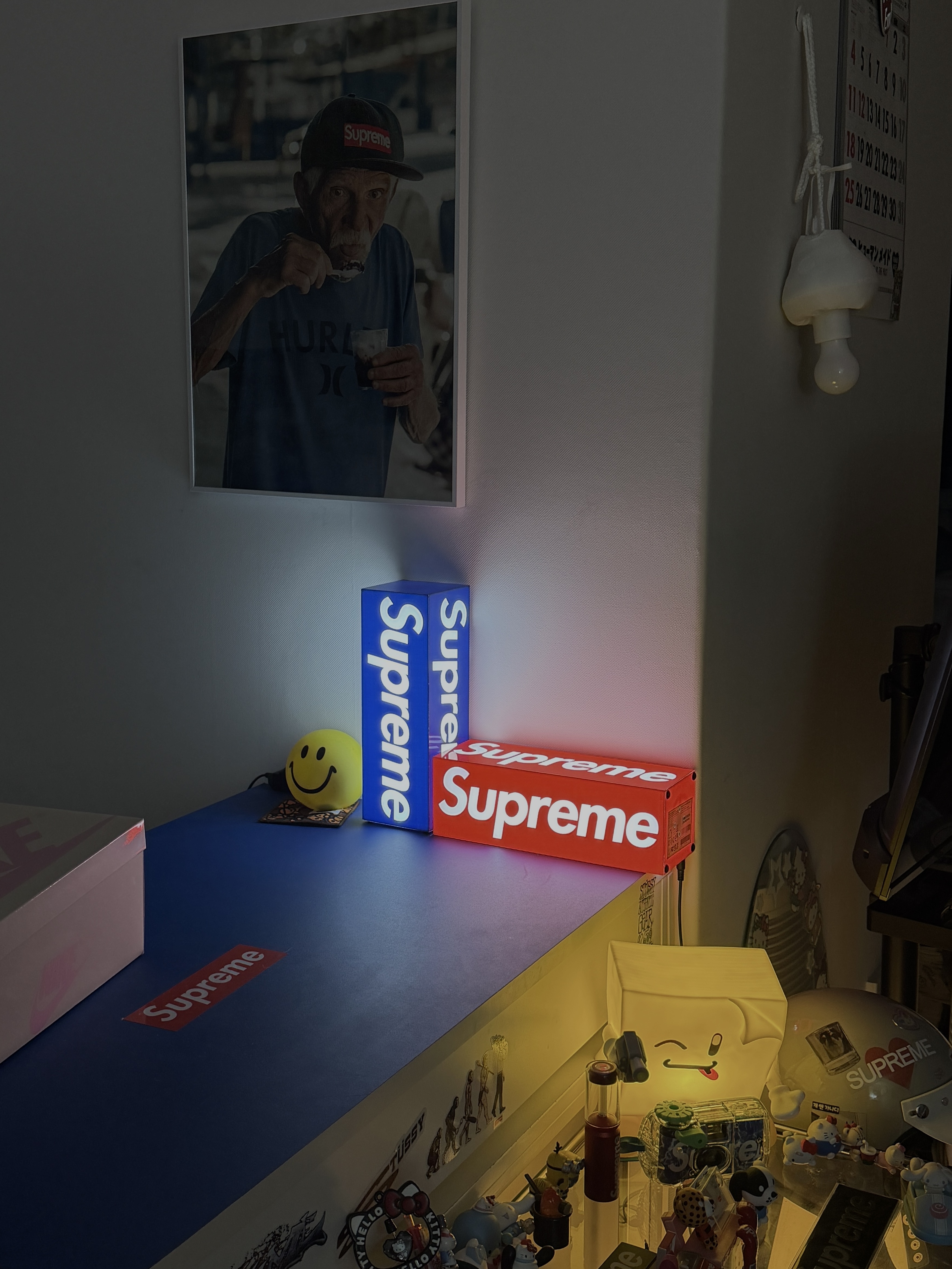 Supreme Box Logo Lamp Red - 23FW, Supreme Box Logo Lamp Blue - 23FW 착용 스타일