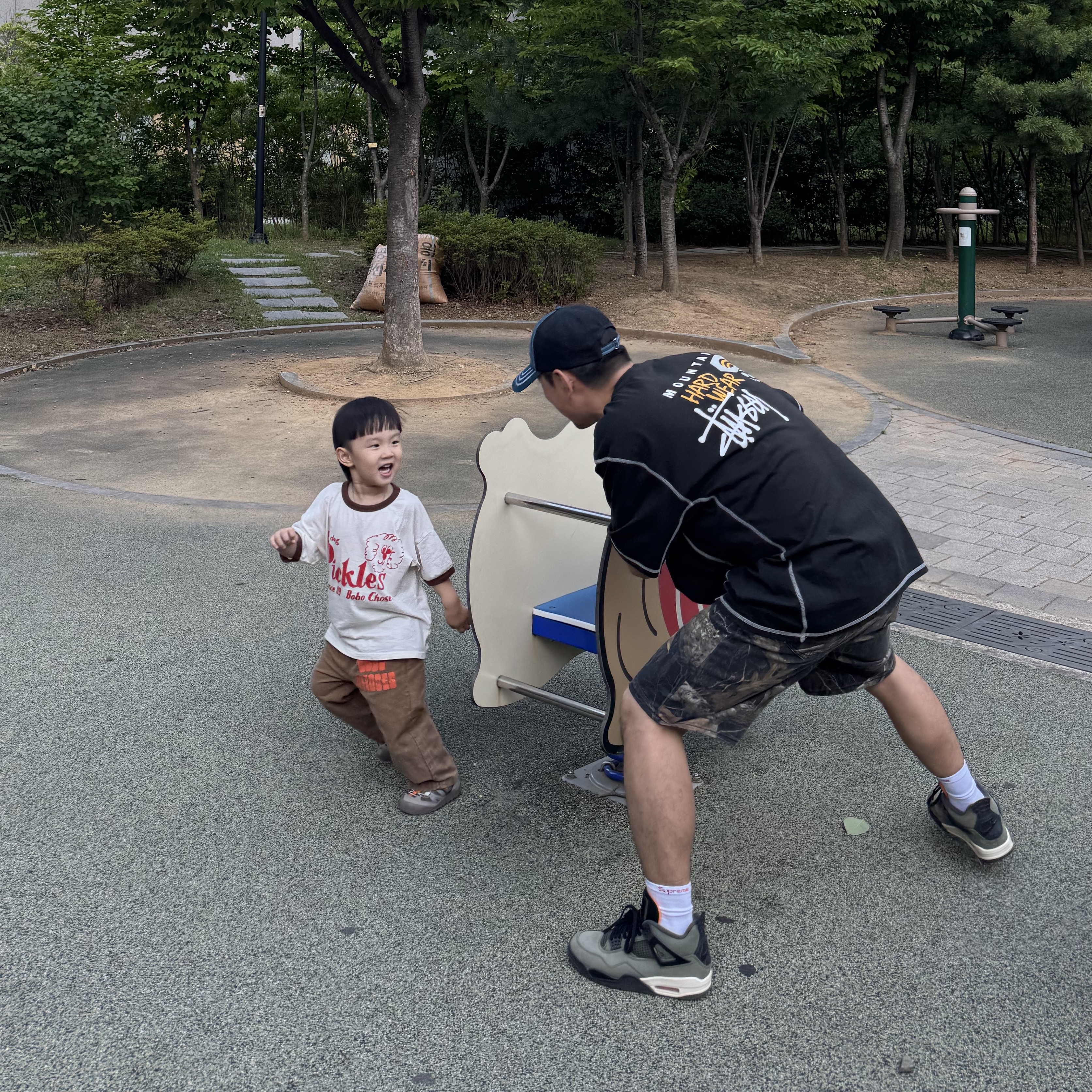 Stussy x Mountain Hardwear T-Shirt Stealth Grey, Stussy Realtree Edge Big OL' Shorts Camo 착용 스타일 - 3