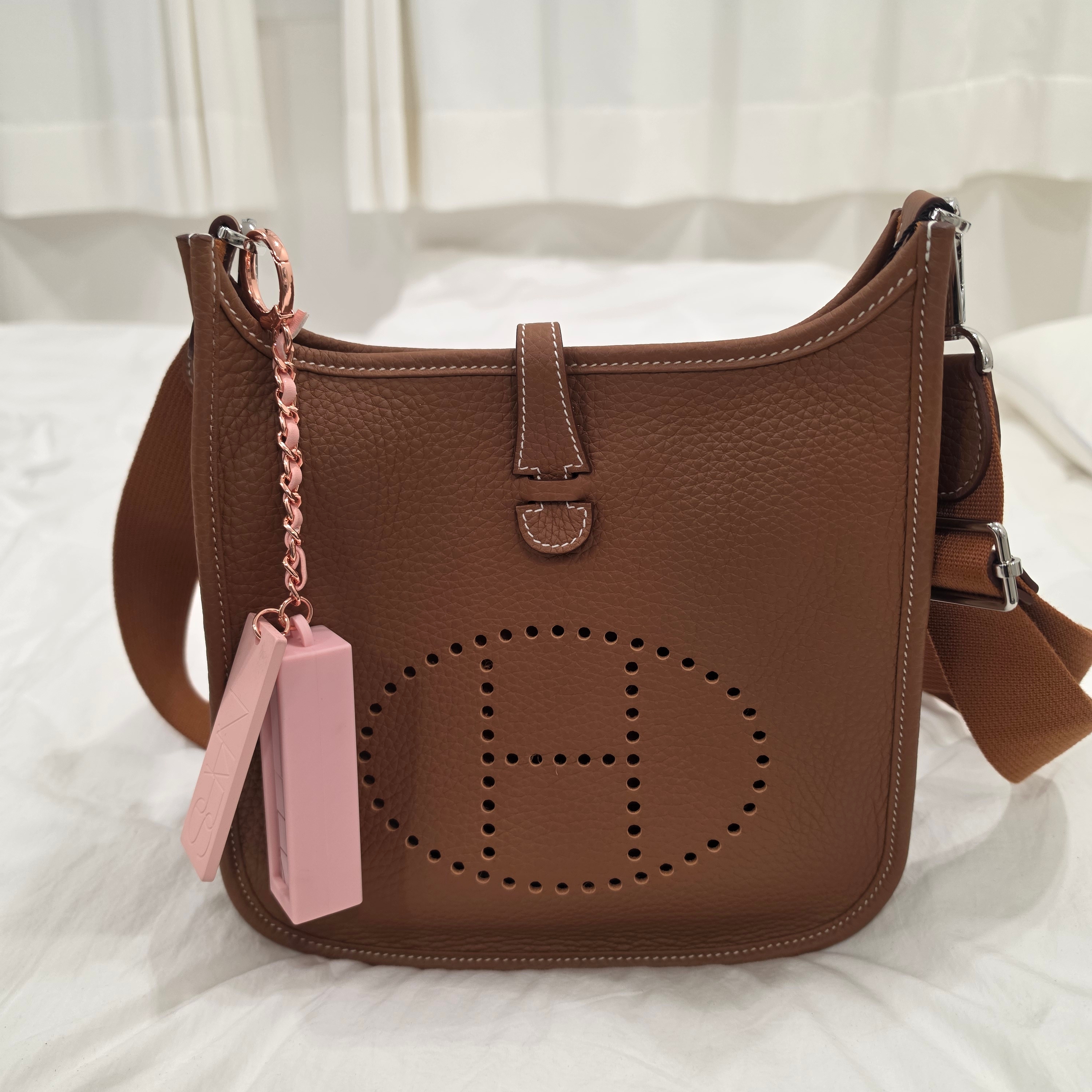 Hermes Evelyne 23 Poche III Bag Clemence & Palladium Gold 착용 스타일