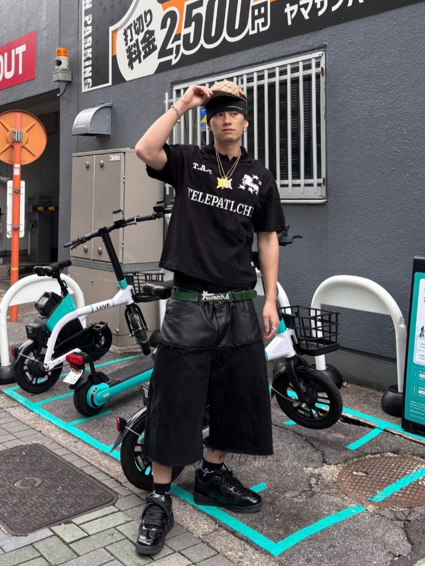 ROARINGRAD Layered Carbon Bermuda Denim Pants Black 착용 스타일