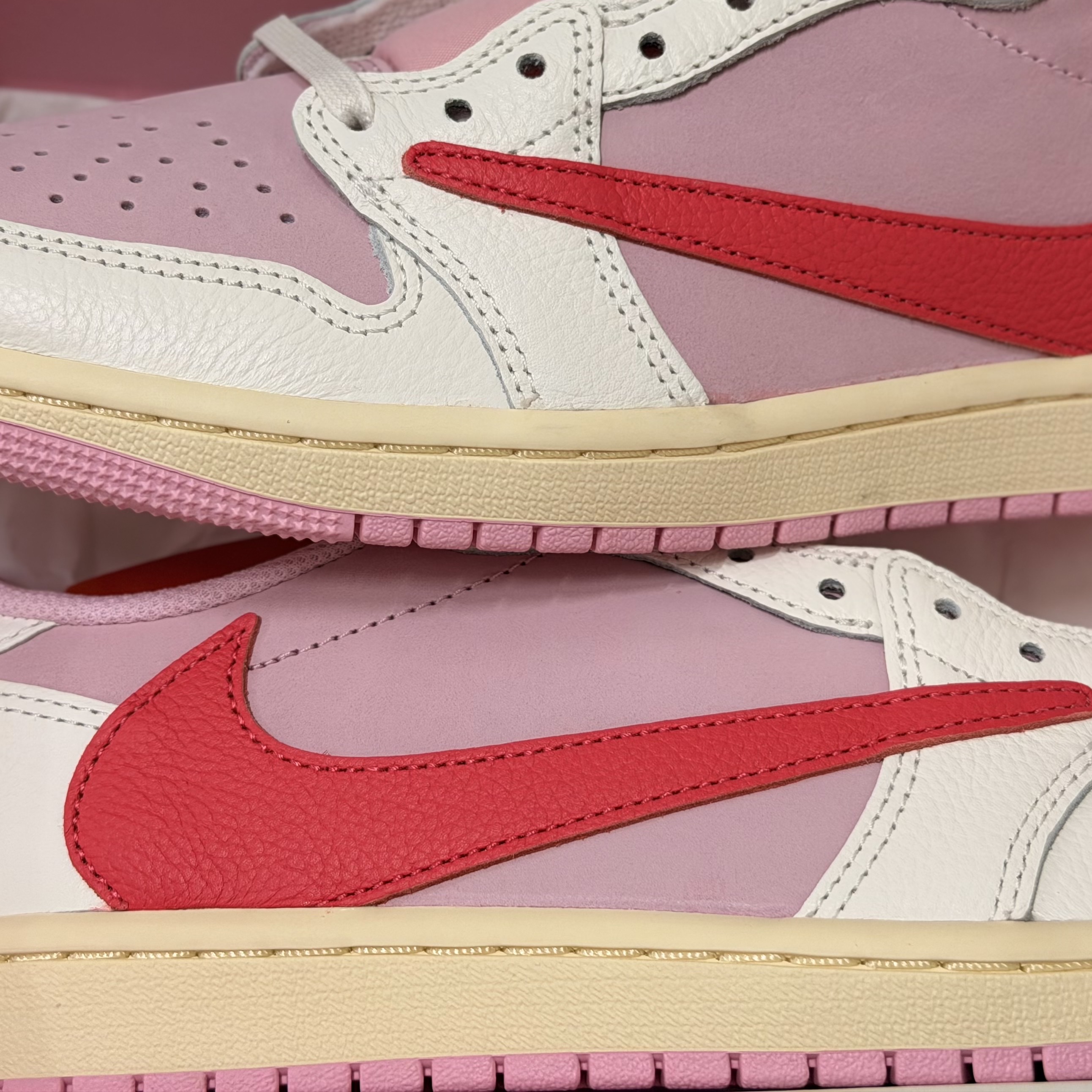 Jordan 1 x Travis Scott Retro Low OG SP Sail Tropical Pink 착용 스타일