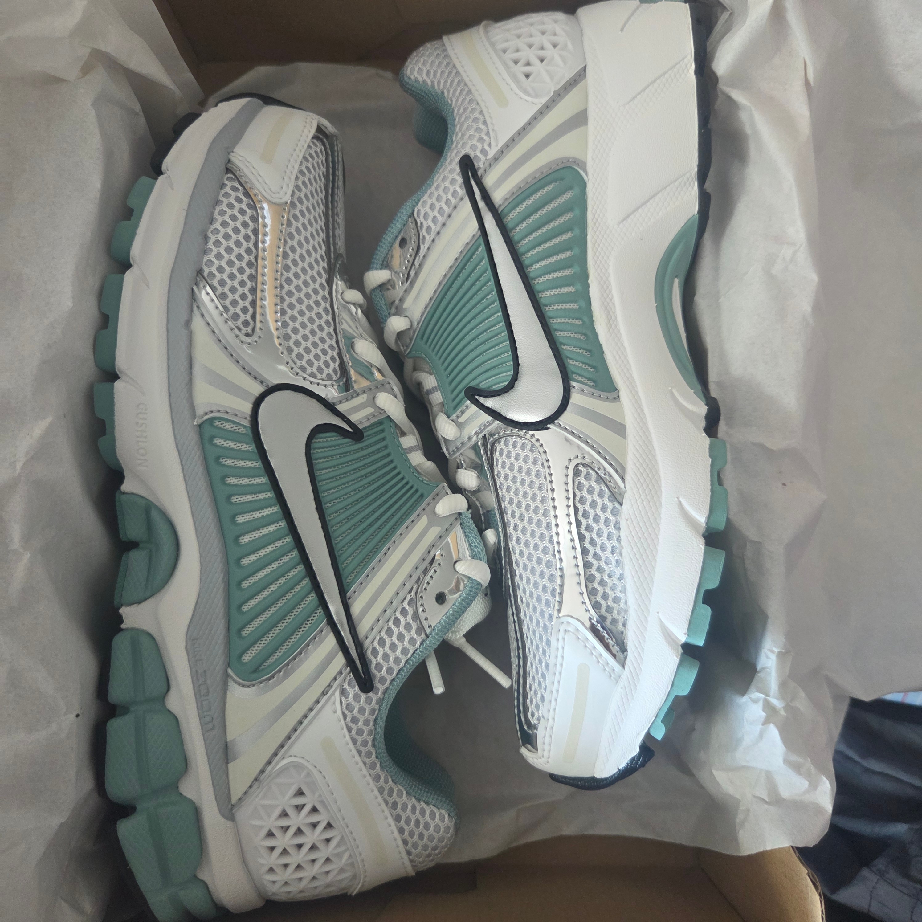 (W) Nike Zoom Vomero 5 Summit White Wolf Grey 착용 스타일