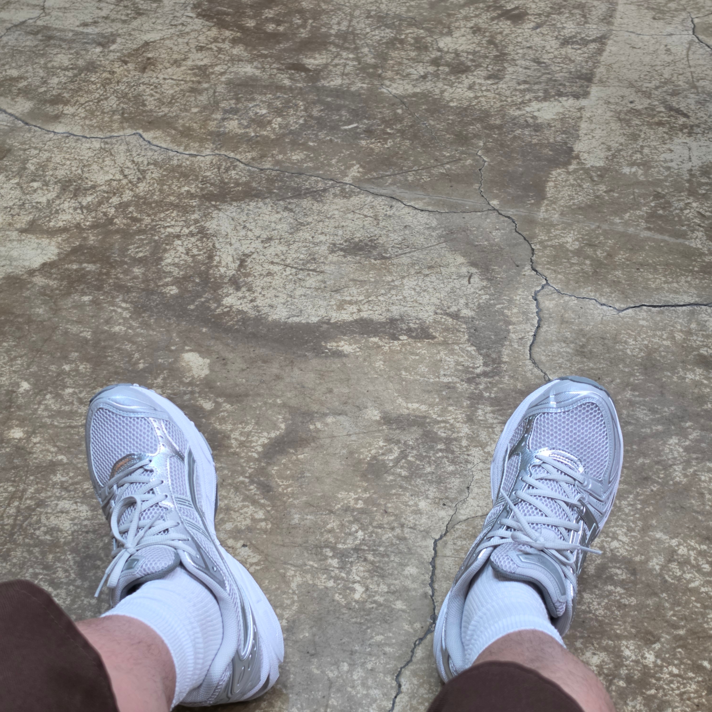(W) Asics Gel-Kayano 14 Cloud Grey Clay Grey 착용 스타일 - 2
