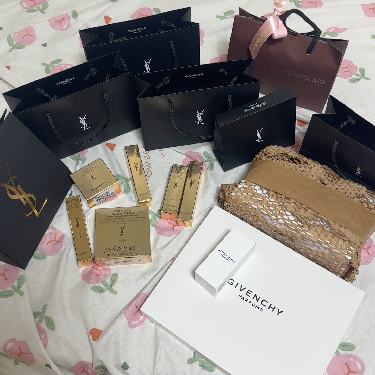 Yves Saint Laurent Candy Glow Butter Balm 44B Nude Lavalliere, Yves Saint Laurent All Hours Blur Cushion 착용 스타일