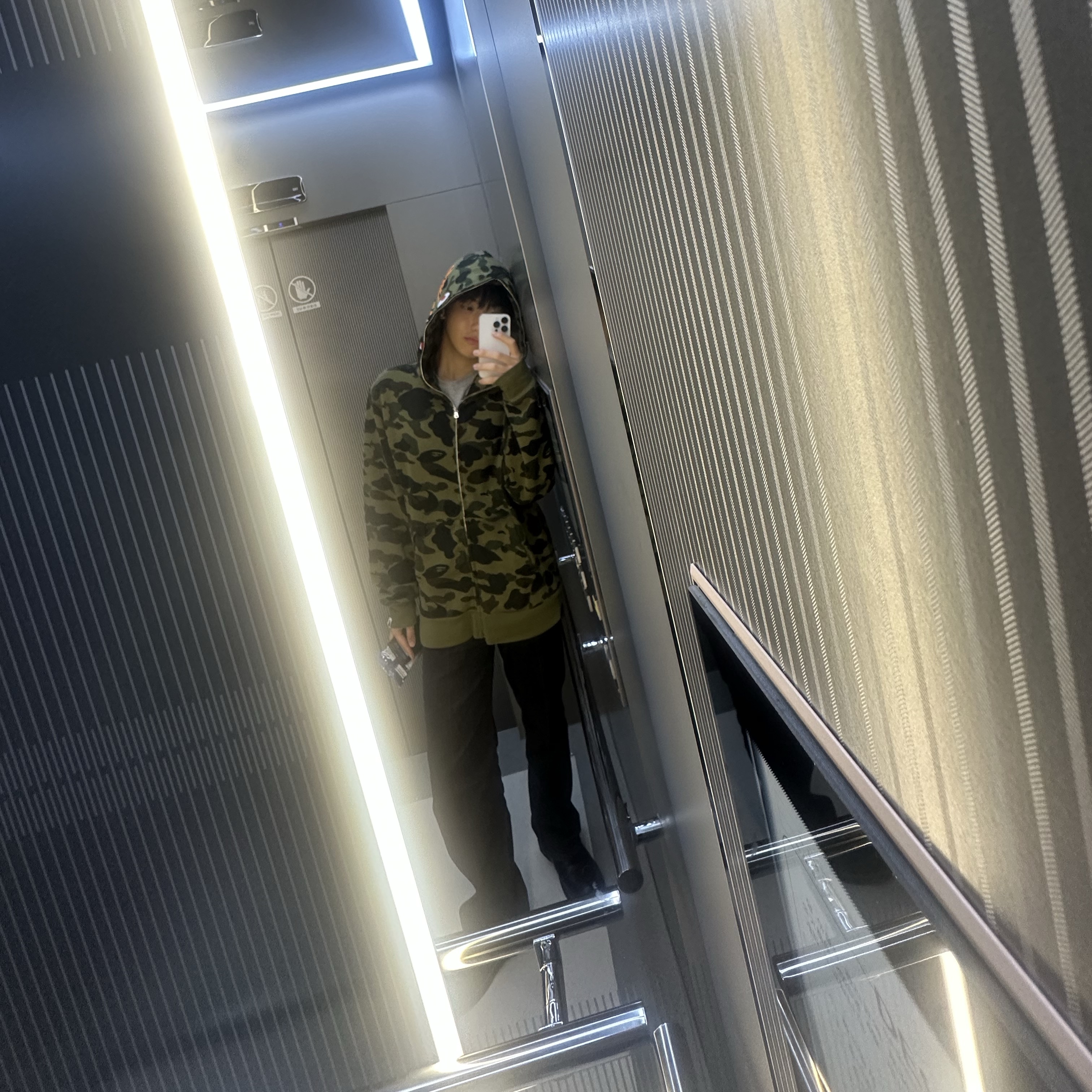 BAPE 1st Camo Shark Full Zip Hoodie Army Green 착용 스타일 - 2