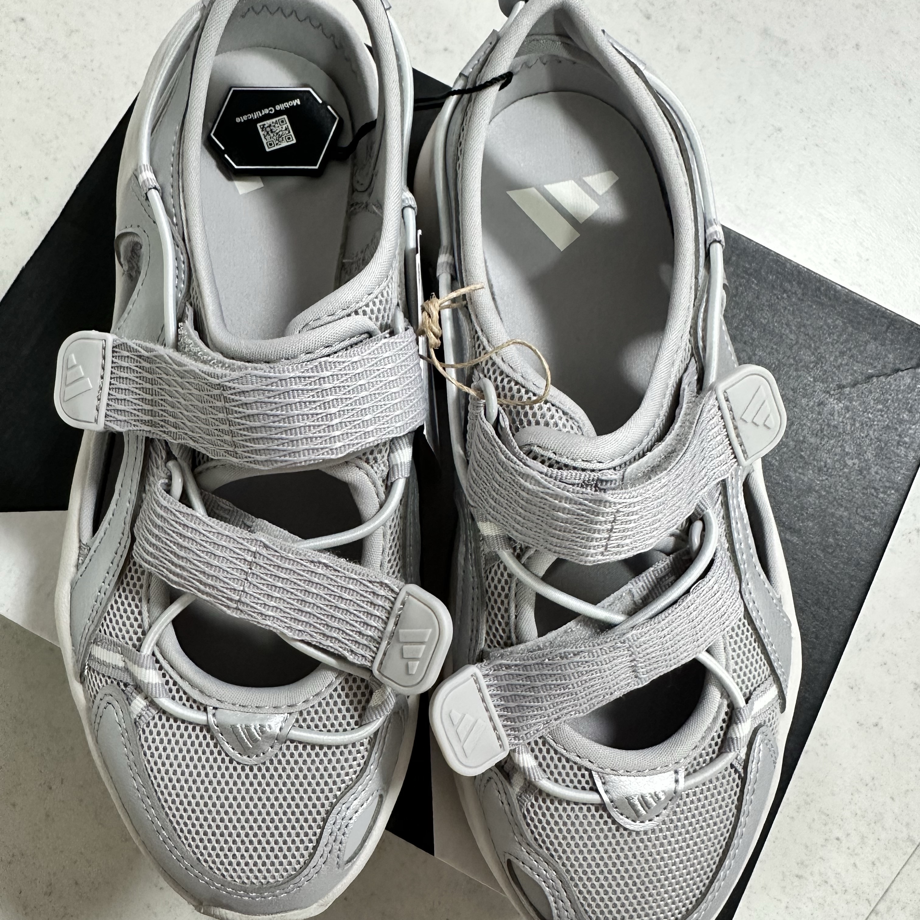 (W) Adidas Ozwave Sandal Grey Two Silver Metallic 착용 스타일 - 3