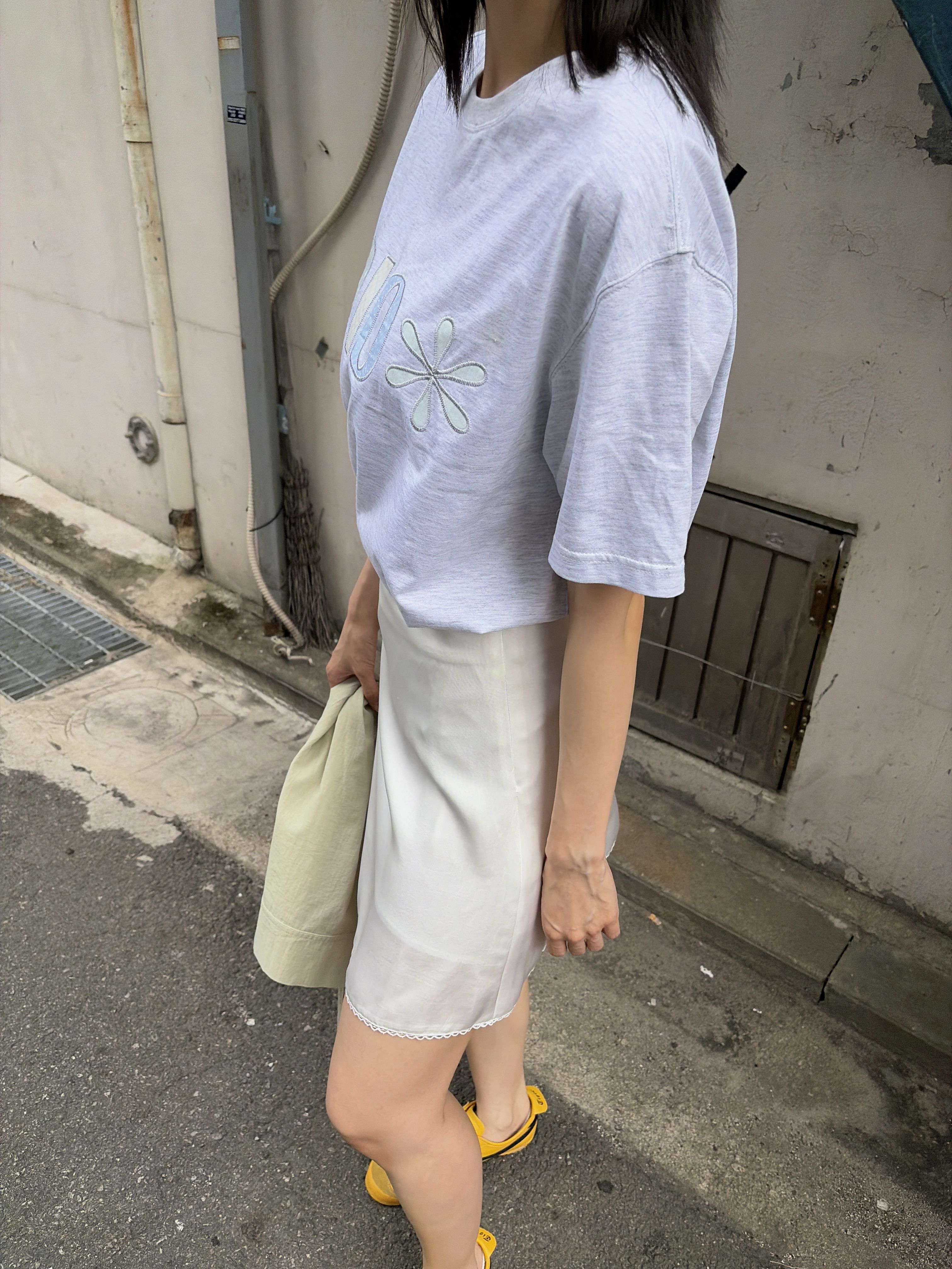 Riomeu Check Applique Short Sleeve T-shirt White Melange 착용 스타일 - 2