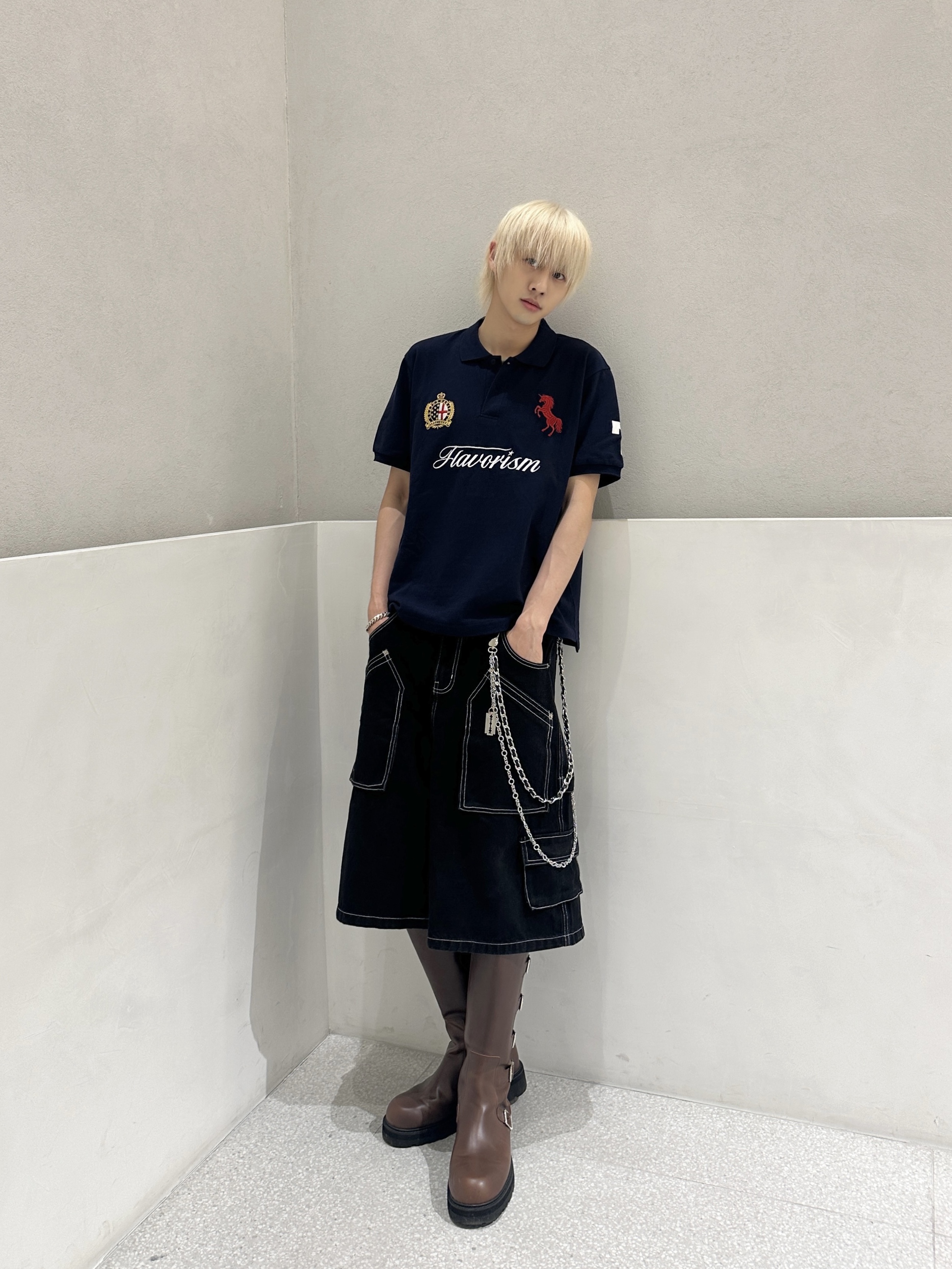 [KREAM 단독] Flavorism Carpenter Bermuda Denim Pants Black, Flavorism Red Horse Pique Shirt Navy 착용 스타일 - 3