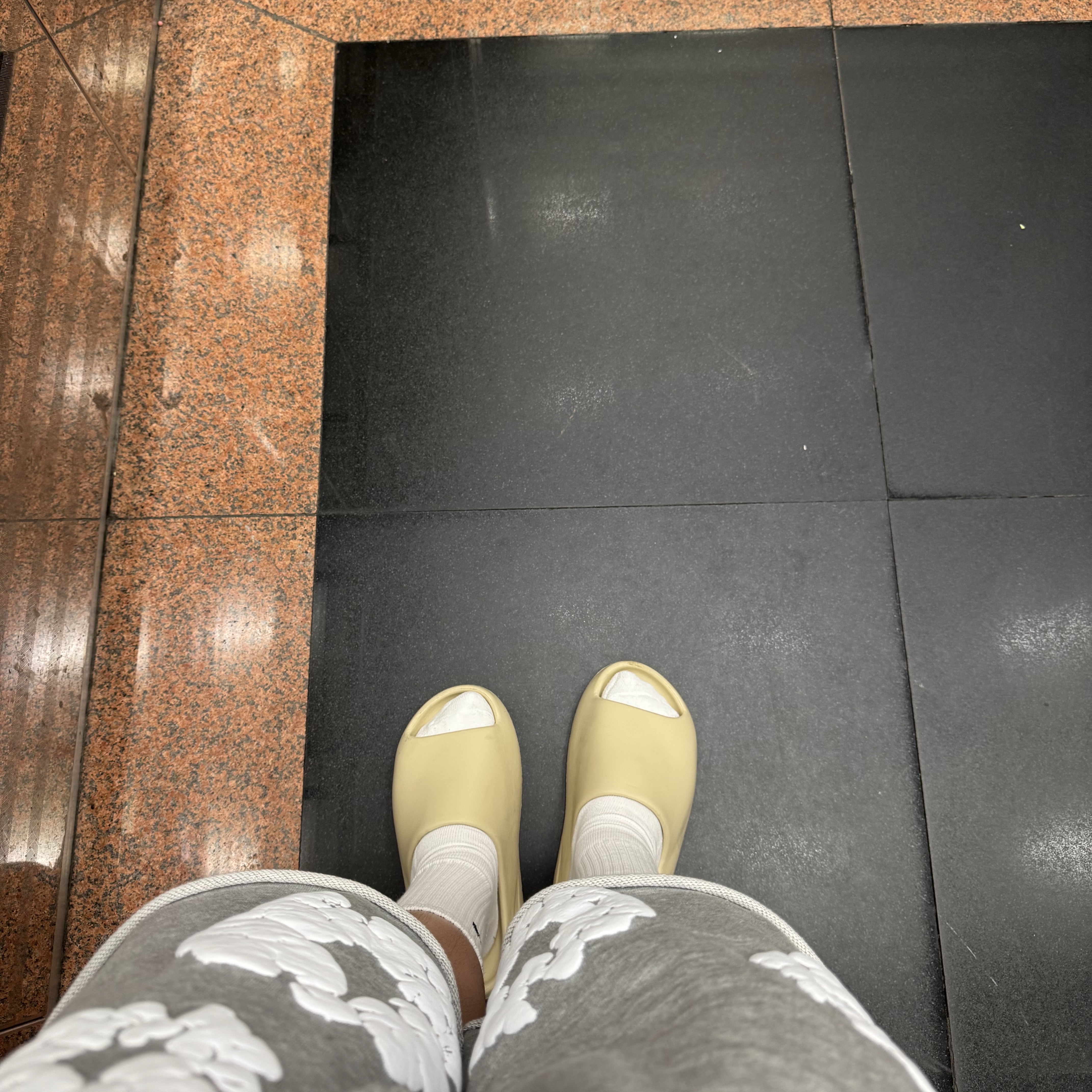 Adidas Yeezy Slide Bone 2022/2023, Denim Tears The Cotton Wreath Shorts Grey 착용 스타일