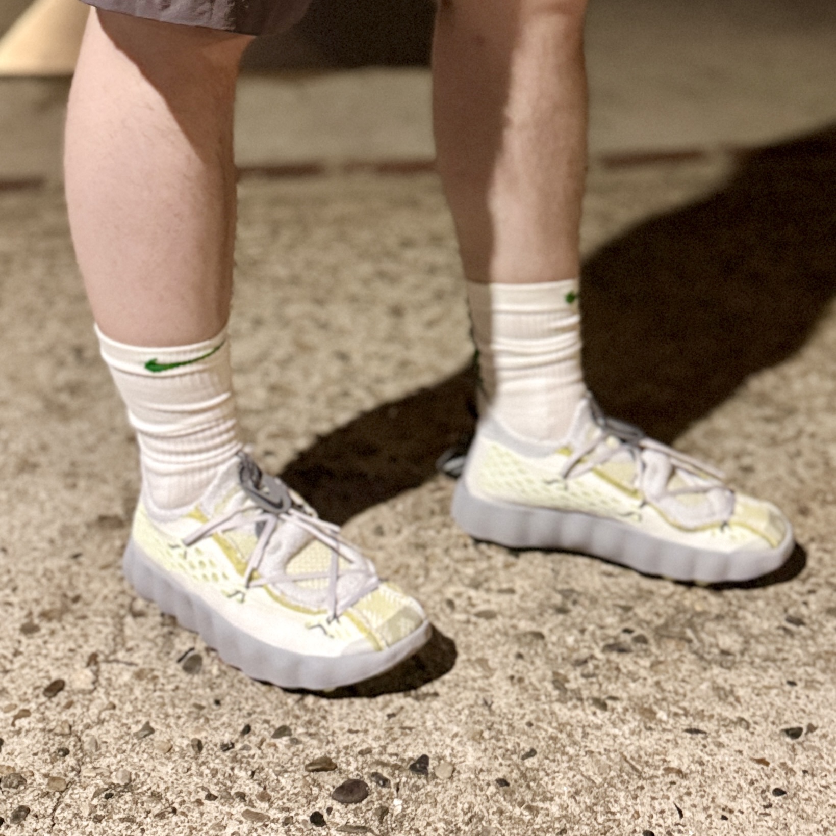 Nike Mind 002 Wolf Grey and Pure Platinum 착용 스타일 - 1