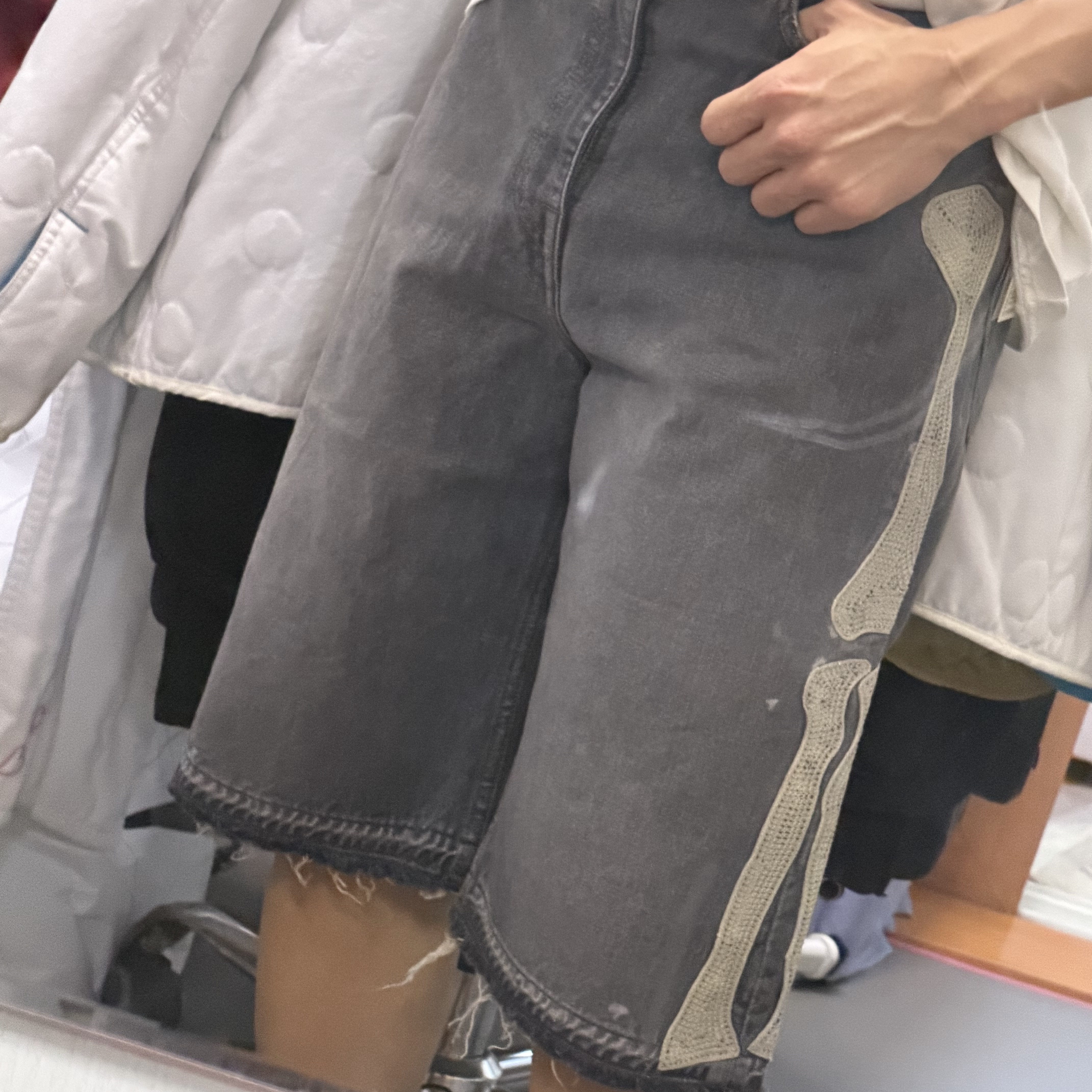 Kapital 14 oz. Denim 5P Bone Embroidery Short Pants Black 착용 스타일 - 2