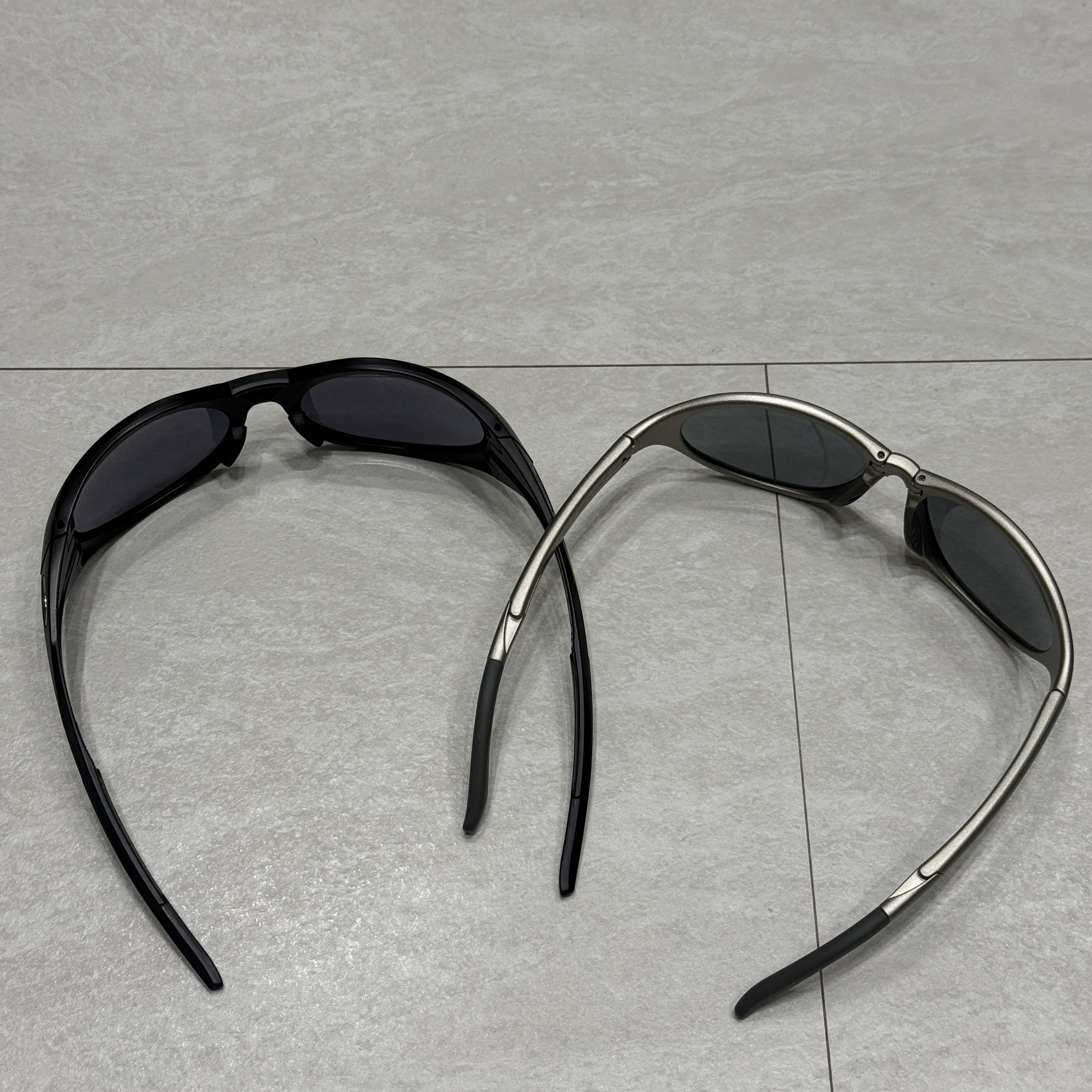 Montbell Trekking Glasses Silver Metallic Light Grey, Oakley Eye Jacket Redux Matte Black Frame Prizm Grey Lenses High Bridge Fit 착용 스타일