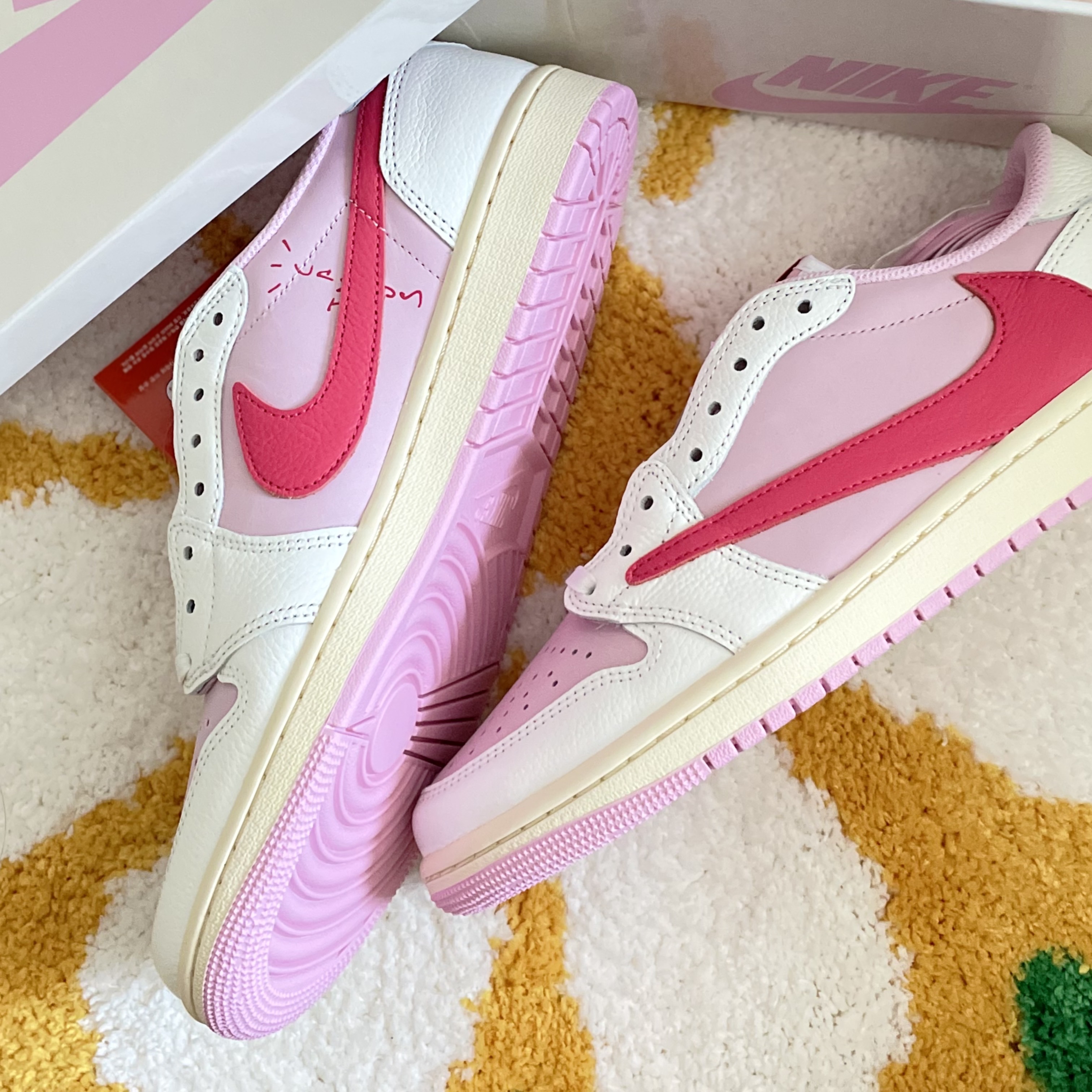 Jordan 1 x Travis Scott Retro Low OG SP Sail Tropical Pink, Supreme Hooded Soccer Jersey White - 23FW 착용 스타일 - 1