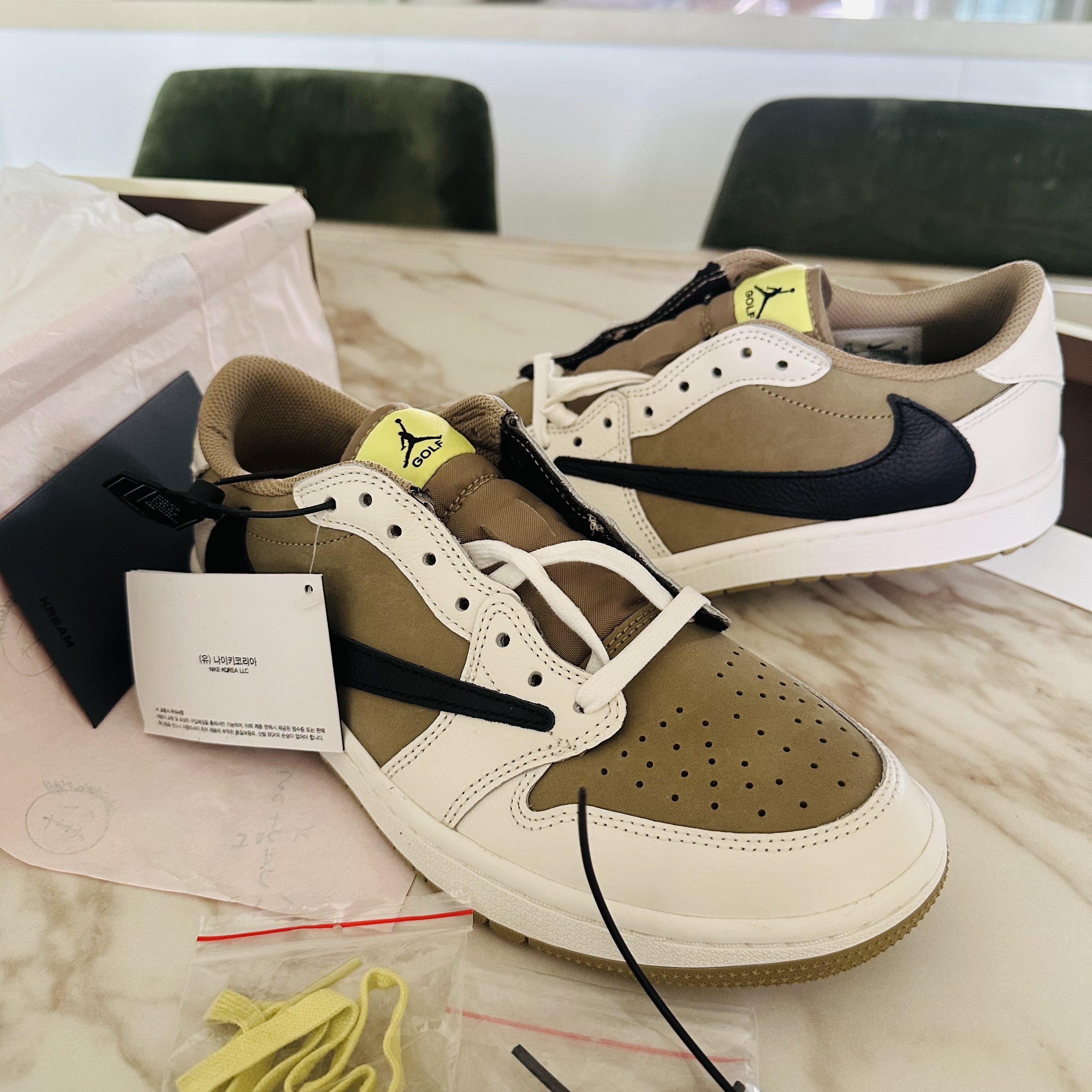 Jordan 1 x Travis Scott Retro Low Golf NRG Neutral Olive 착용 스타일 - 2