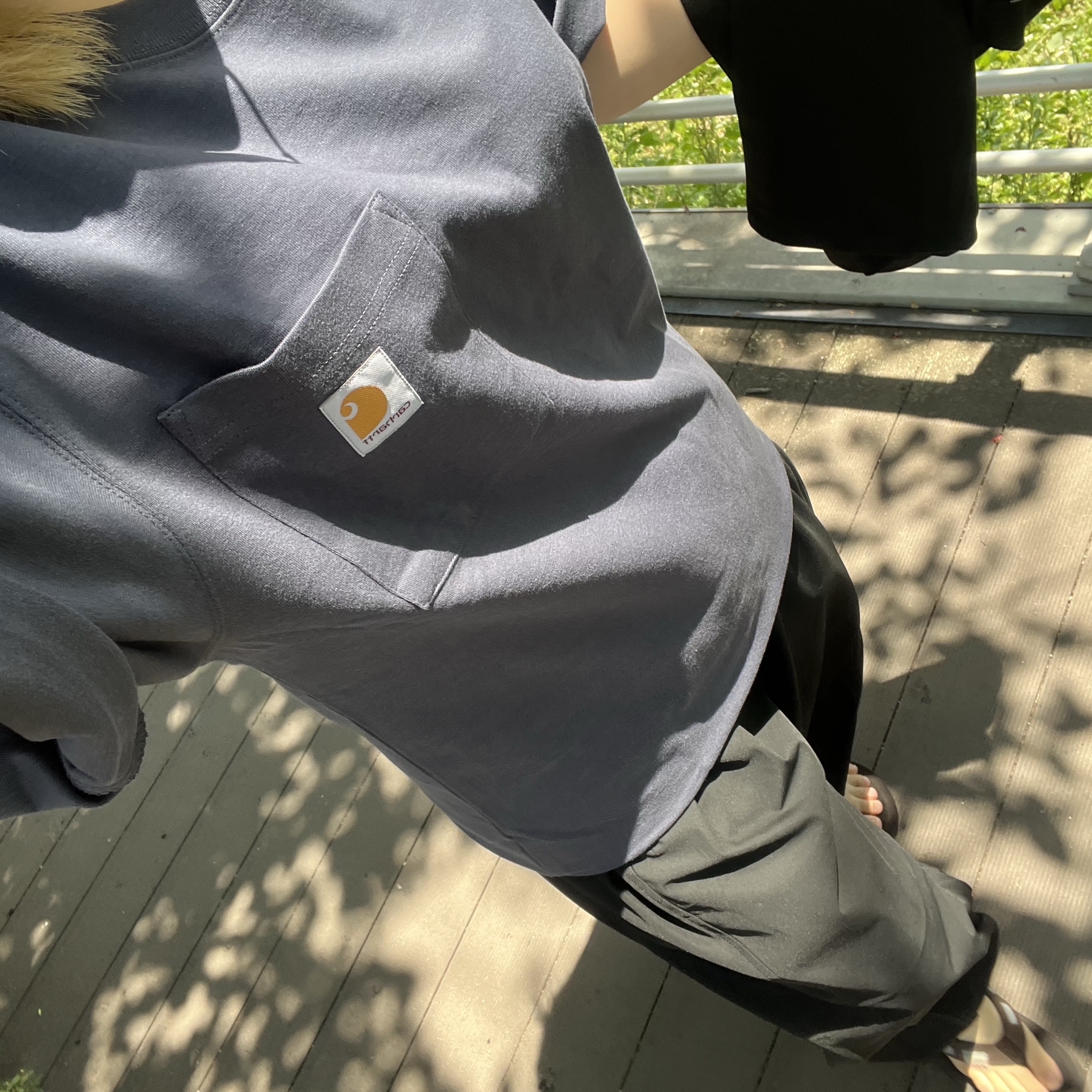 Carhartt Loose Fit Heavyweight Regular Short Sleeve Pocket T-Shirt Bluestone 착용 스타일