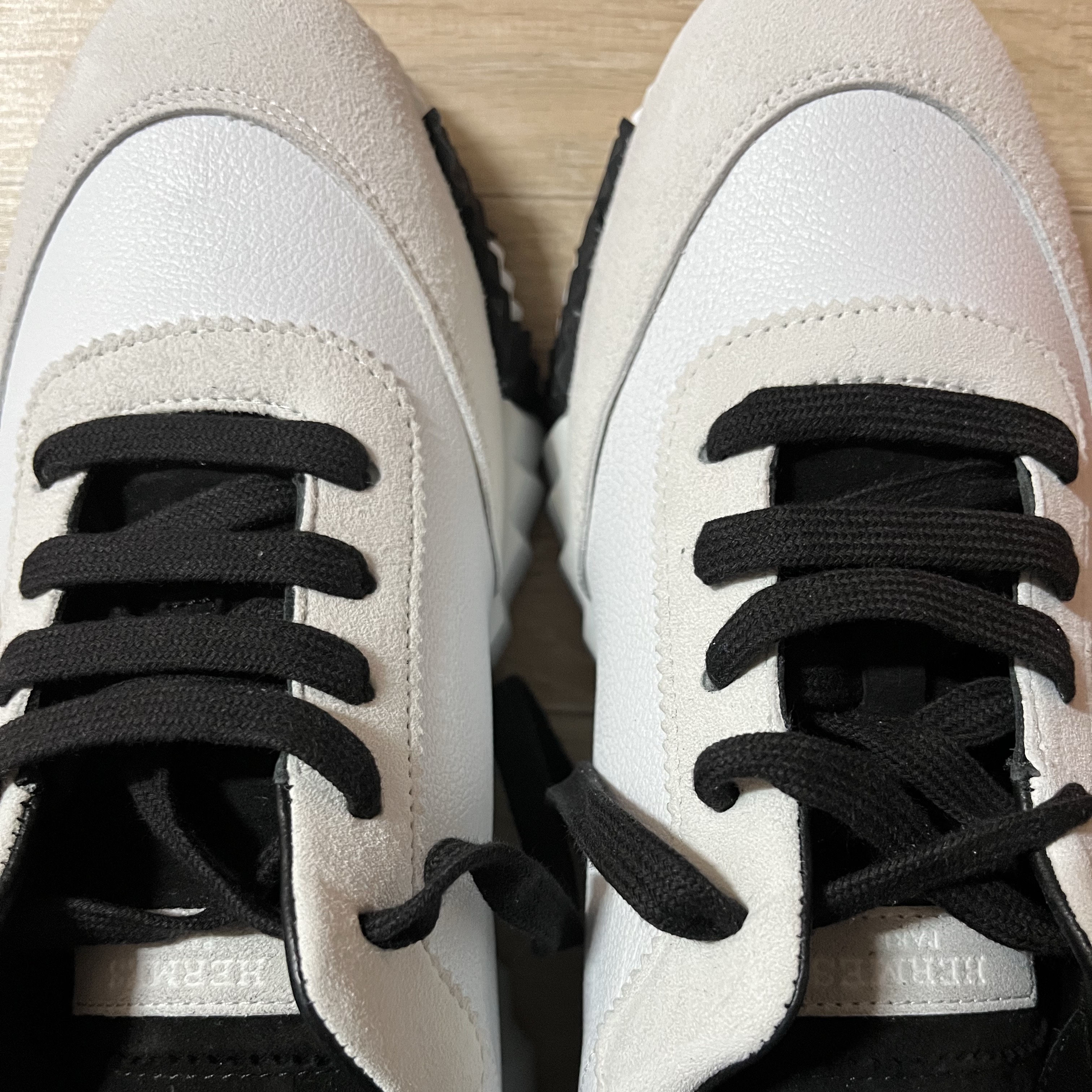 (W) Hermes Bouncing Sneakers Sport Suede Goatskin & Blanc Noir 착용 스타일