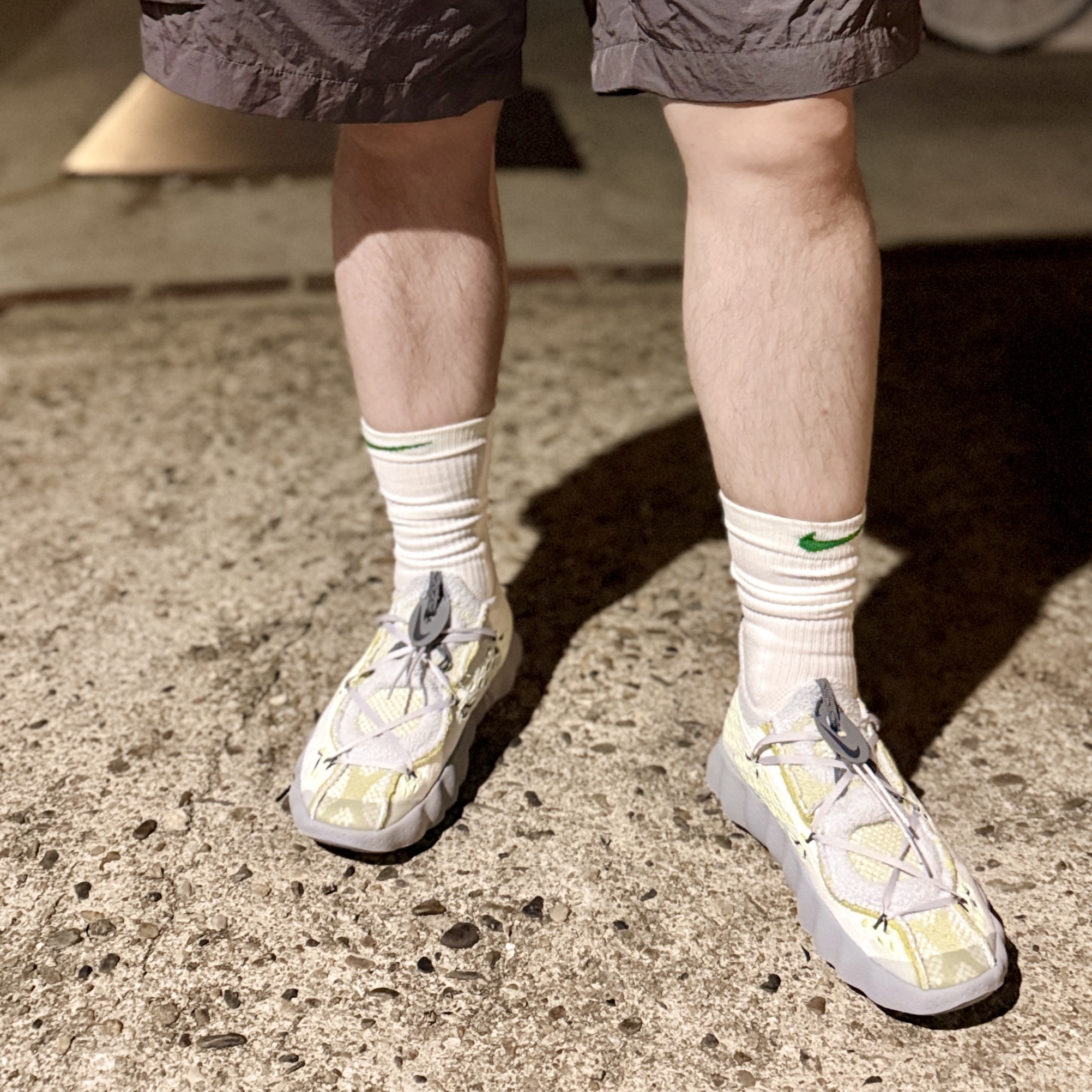 Nike Mind 002 Wolf Grey and Pure Platinum 착용 스타일 - 2