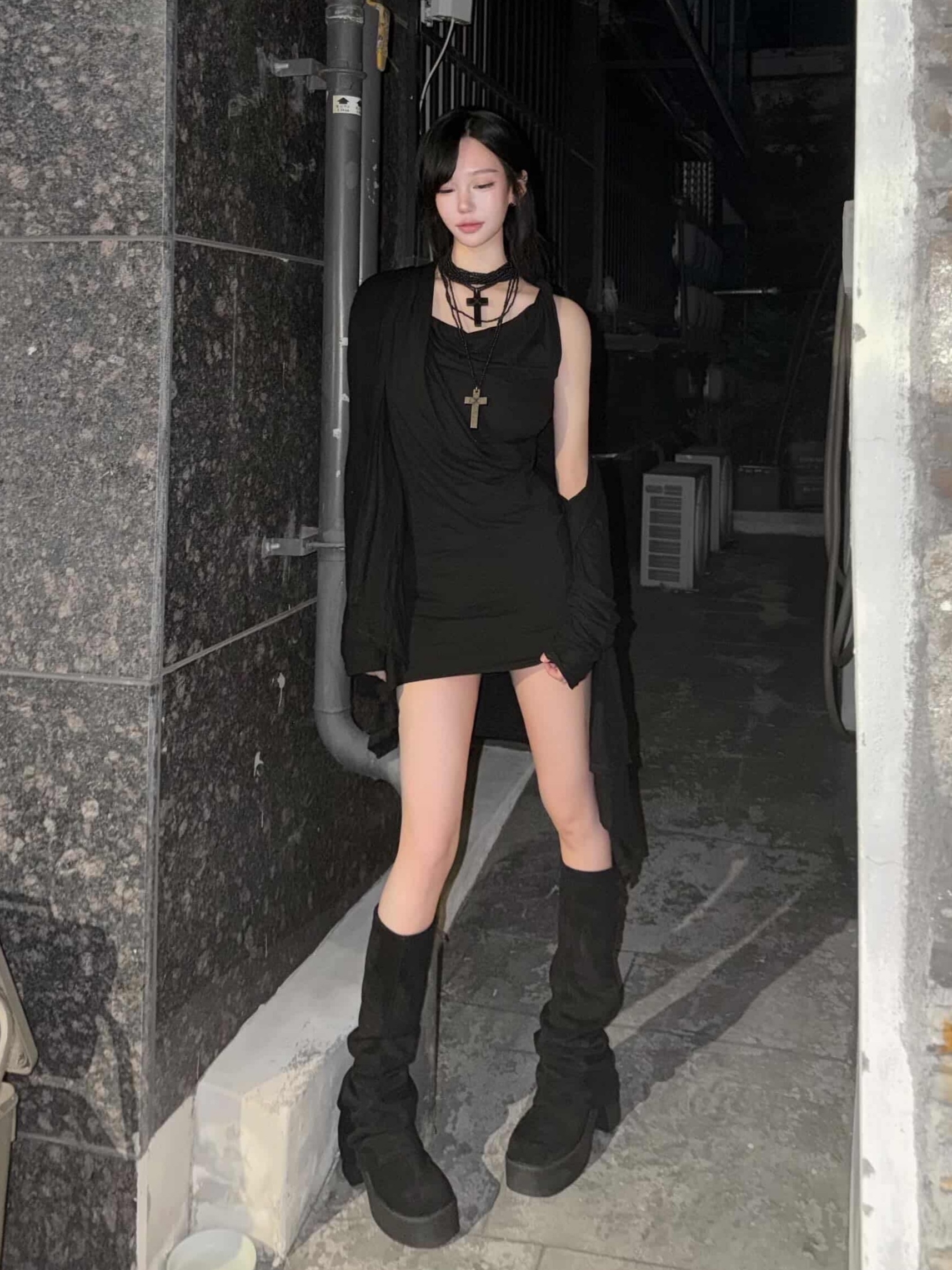 VOONT Twist Drape Slim Mini Dress (BLACK) 착용 스타일 - 1
