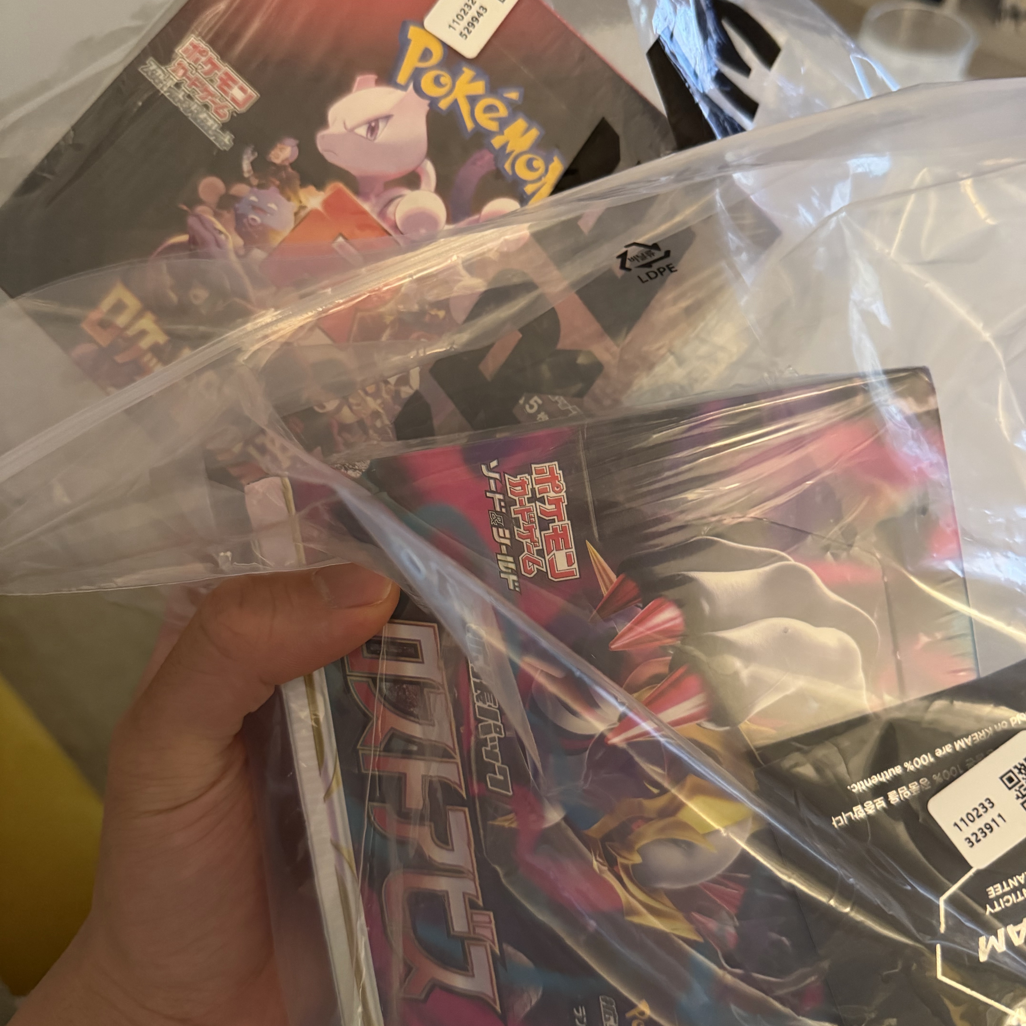 Pokemon TCG Sword & Shield Expansion Pack Lost Abyss Box (Japanese Ver.), Pokemon TCG Scarlet & Violet Expansion Pack Glory of Team Rocket Box (Japanese Ver.) 착용 스타일