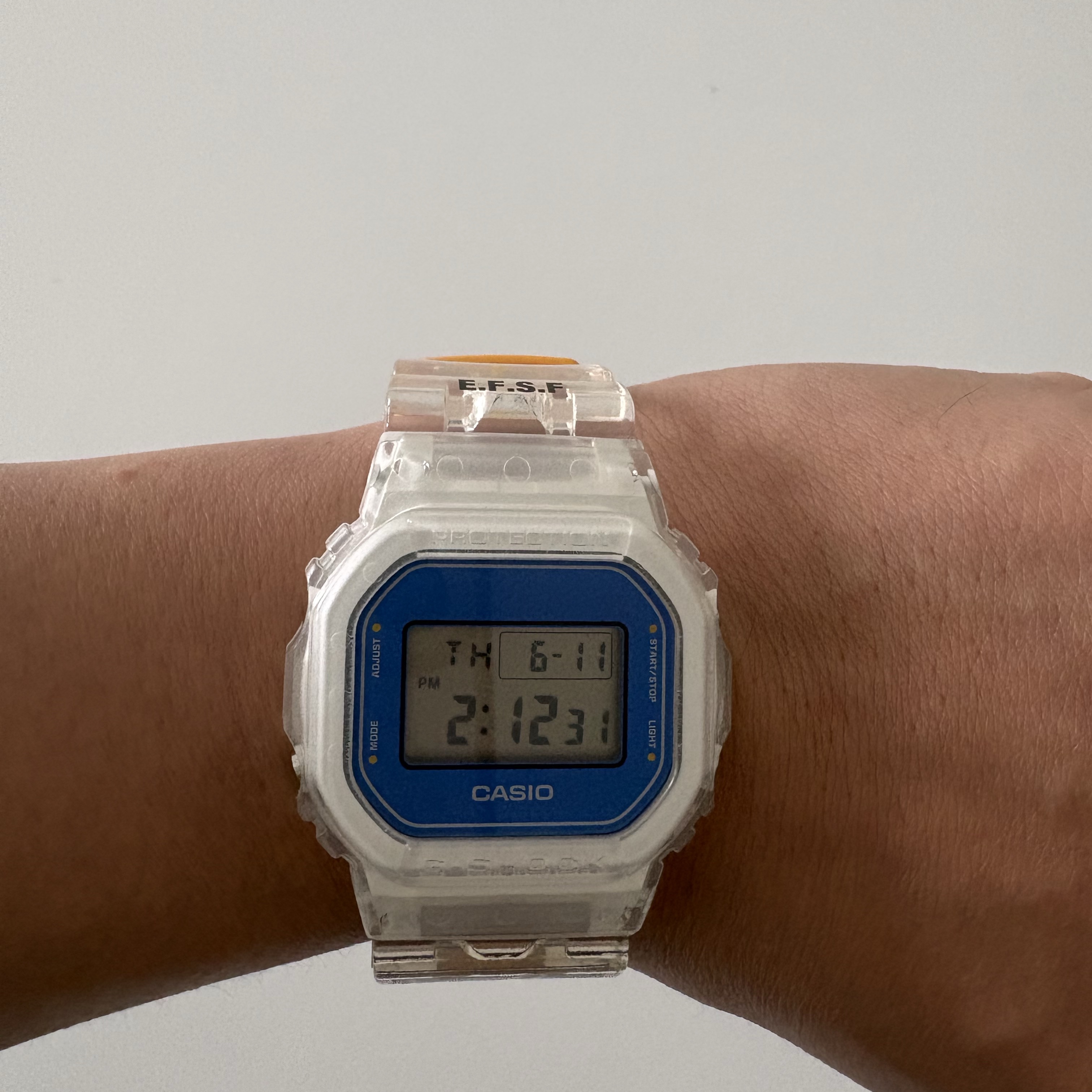Casio G-Shock x Gundam DW-5600GM26-7DR 착용 스타일 - 3