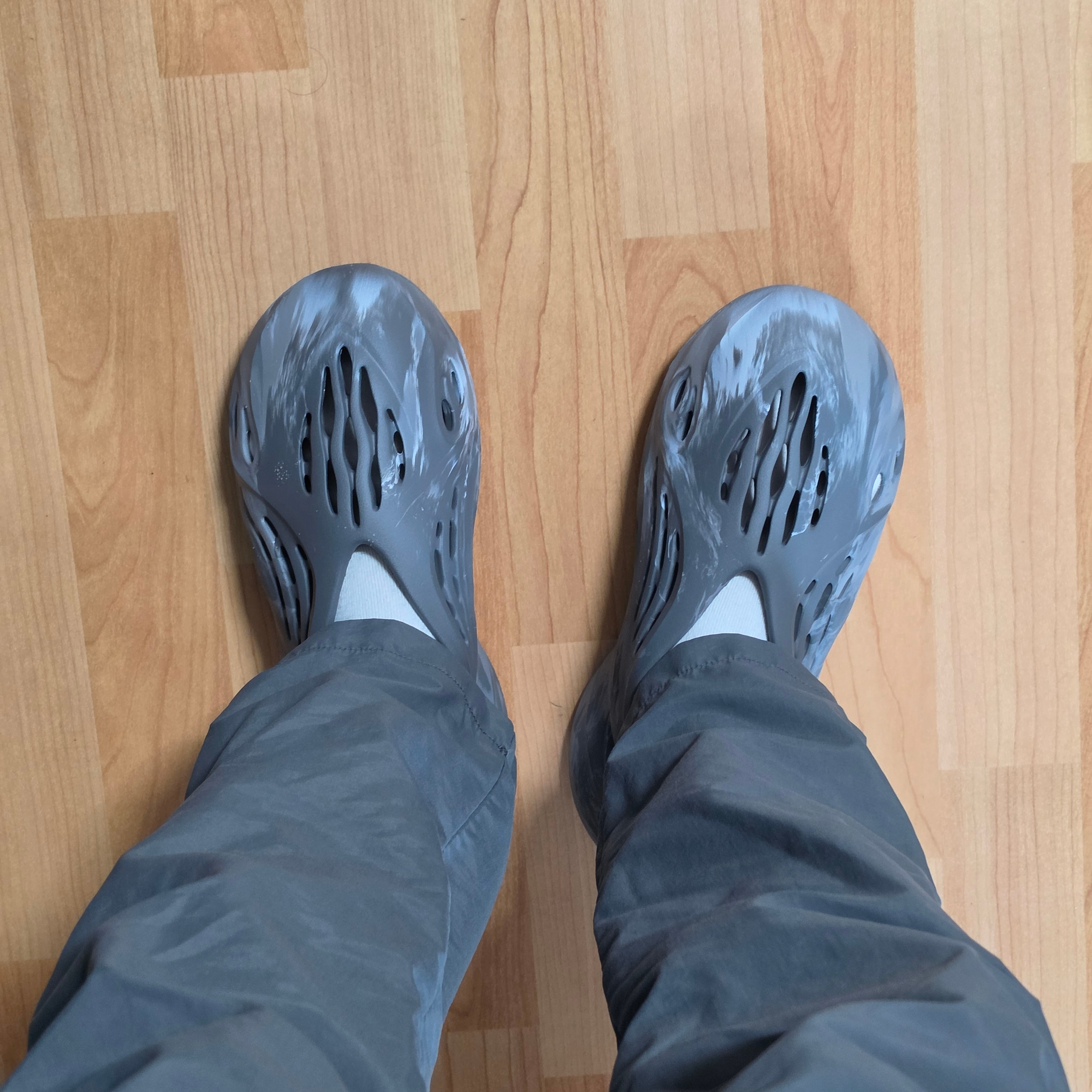 Adidas Yeezy Foam RNNR MX Granite 착용 스타일