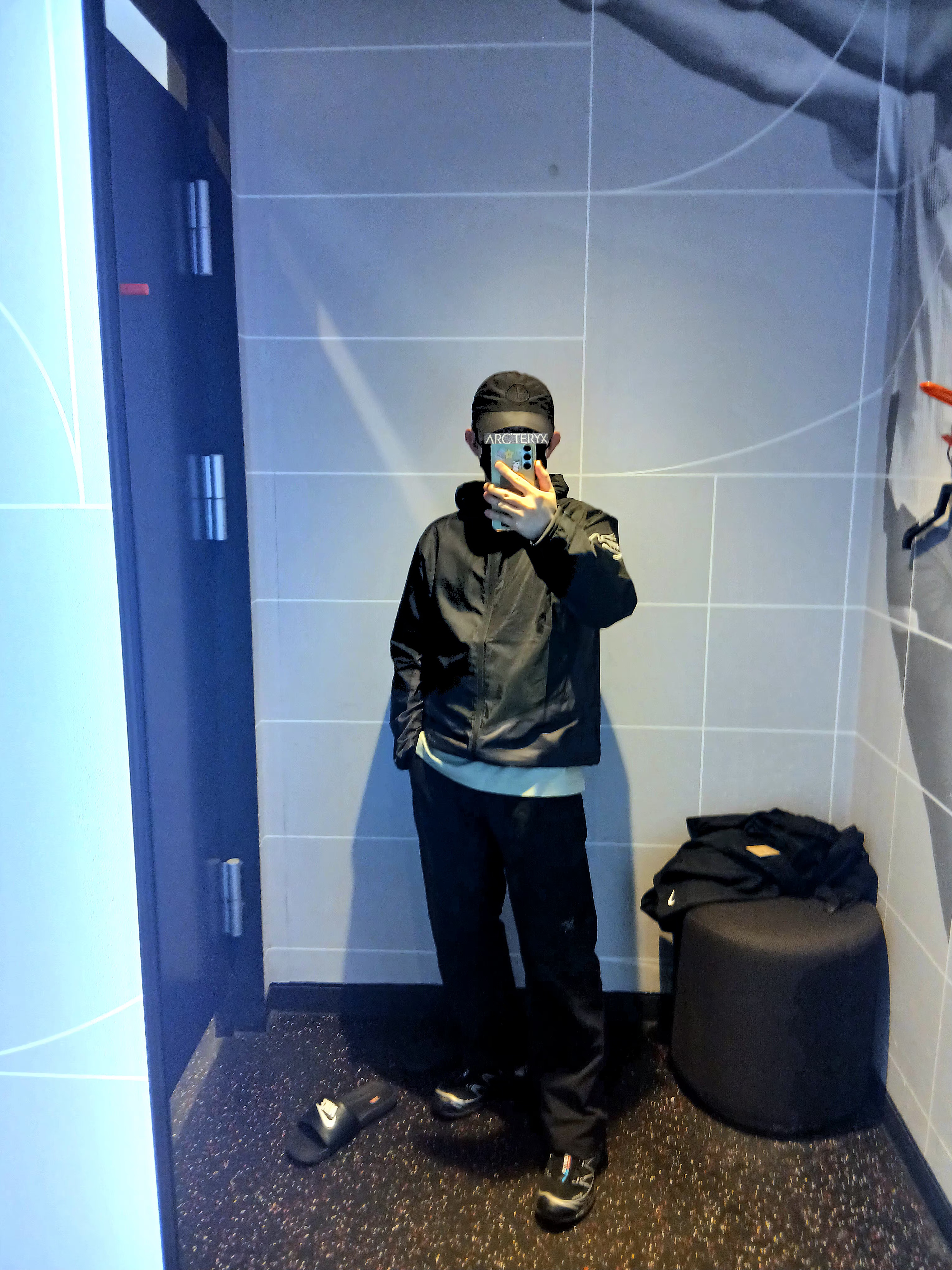 Stone Island 99576 Nylon Metal 6-Panel Cap Black, Arc'teryx Norvan Windshell Hoody Black Graphite 착용 스타일 - 2