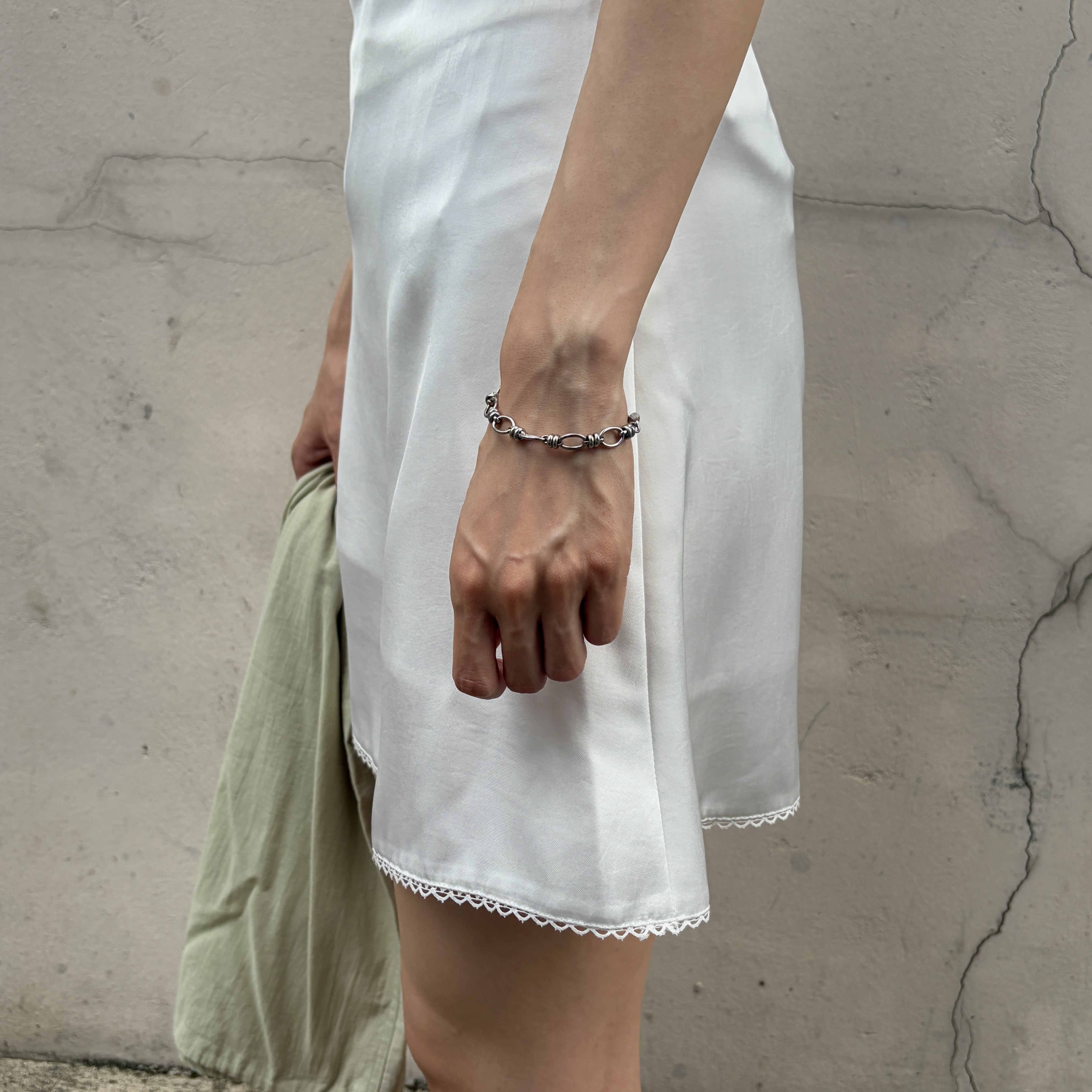 Riomeu Oval Ring Chain Bracelet 착용 스타일 - 2